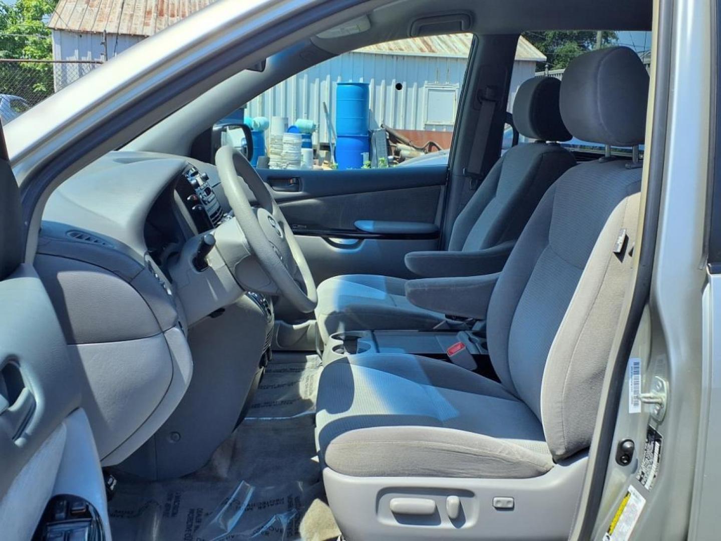 2005 Silver Shadow Pearl Toyota Sienna LE 7 Passenger (5TDZA23CX5S) with an 3.3L 3.3L V6 230hp 242ft. lbs. Fuel Injected engine, 5-Speed Automatic transmission, located at 50 Eastern Blvd., Essex, MD, 21221, (410) 686-3444, 39.304367, -76.484947 - Photo#11