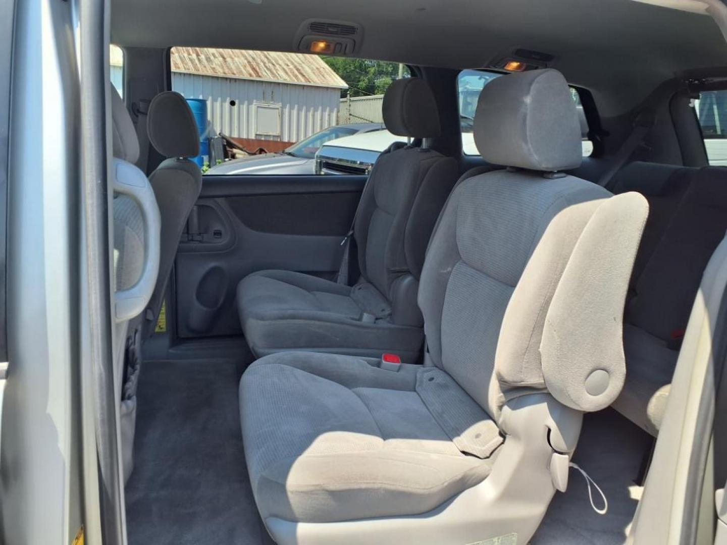 2005 Silver Shadow Pearl Toyota Sienna LE 7 Passenger (5TDZA23CX5S) with an 3.3L 3.3L V6 230hp 242ft. lbs. Fuel Injected engine, 5-Speed Automatic transmission, located at 50 Eastern Blvd., Essex, MD, 21221, (410) 686-3444, 39.304367, -76.484947 - Photo#12