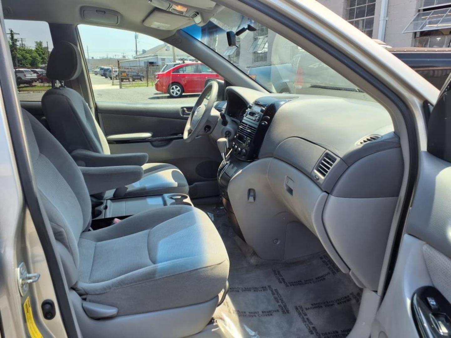 2005 Silver Shadow Pearl Toyota Sienna LE 7 Passenger (5TDZA23CX5S) with an 3.3L 3.3L V6 230hp 242ft. lbs. Fuel Injected engine, 5-Speed Automatic transmission, located at 50 Eastern Blvd., Essex, MD, 21221, (410) 686-3444, 39.304367, -76.484947 - Photo#17