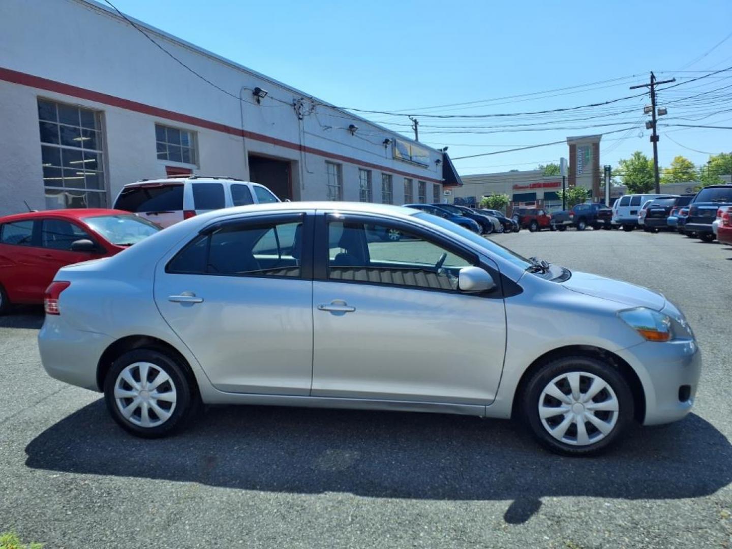 2009 Silver Streak Mica Toyota Yaris Base (JTDBT903591) with an 1.5L 1.5L I4 106hp 103ft. lbs. Sequential-Port F.I. engine, 4-Speed Automatic transmission, located at 50 Eastern Blvd., Essex, MD, 21221, (410) 686-3444, 39.304367, -76.484947 - Photo#5