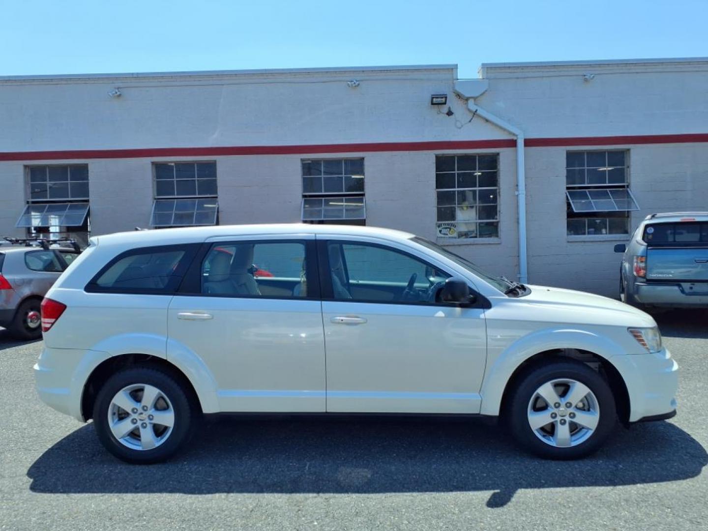 2013 Pearl White Tri-Coat Dodge Journey SE (3C4PDCAB1DT) with an 2.4L 2.4L I4 173hp 166ft. lbs. Sequential-Port F.I. engine, 4-Speed Shiftable Automatic transmission, located at 50 Eastern Blvd., Essex, MD, 21221, (410) 686-3444, 39.304367, -76.484947 - Photo#6