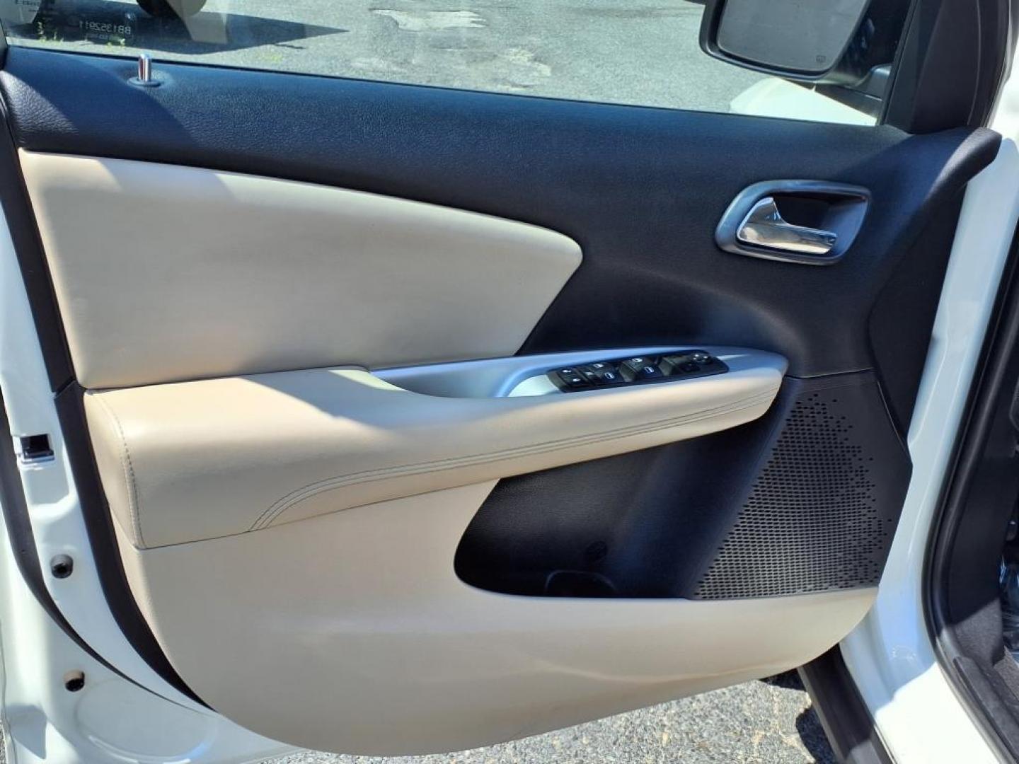 2013 Pearl White Tri-Coat Dodge Journey SE (3C4PDCAB1DT) with an 2.4L 2.4L I4 173hp 166ft. lbs. Sequential-Port F.I. engine, 4-Speed Shiftable Automatic transmission, located at 50 Eastern Blvd., Essex, MD, 21221, (410) 686-3444, 39.304367, -76.484947 - Photo#10