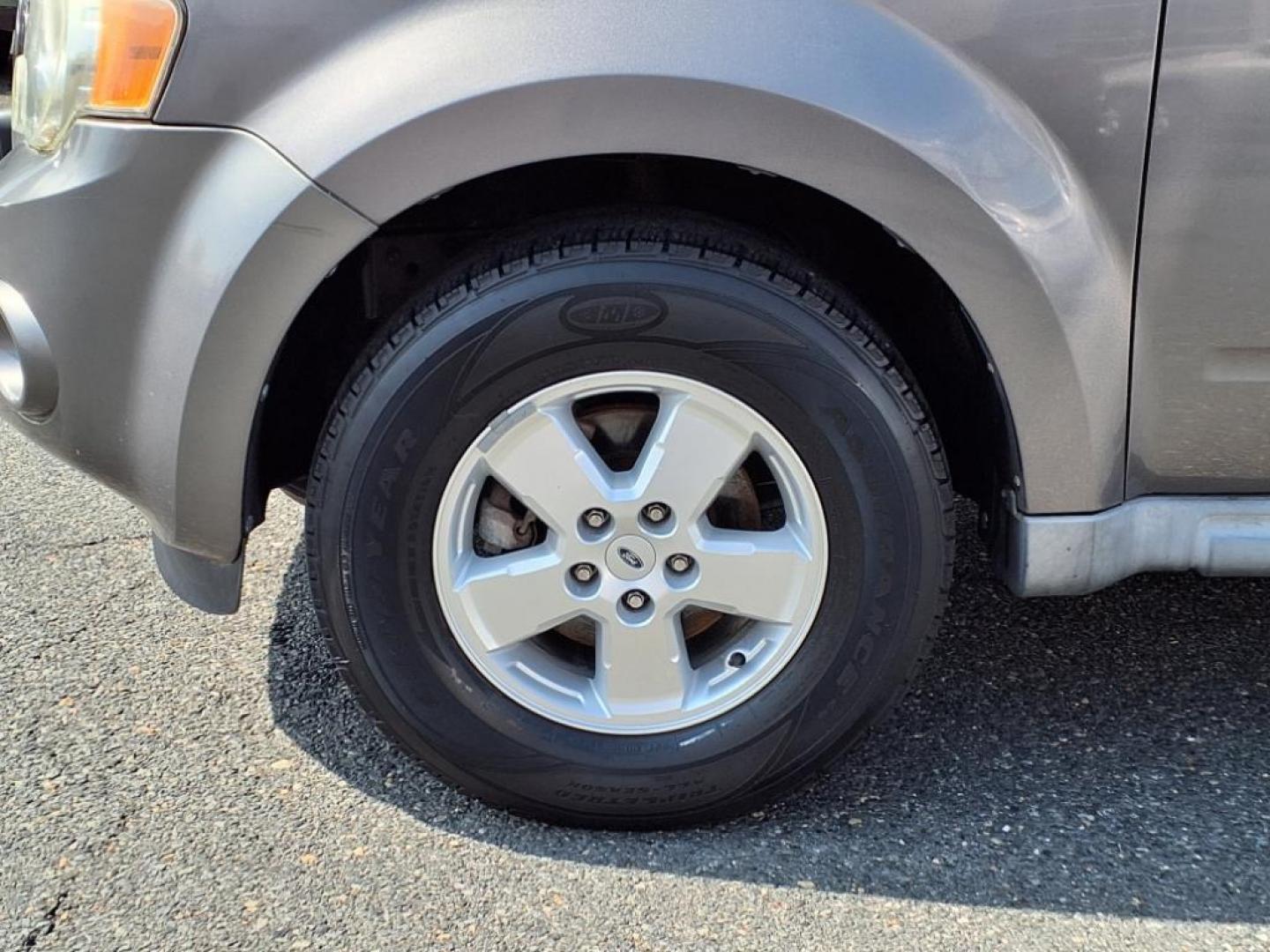 2009 Sterling Gray Clearcoat Metallic Ford Escape XLT (1FMCU03749K) with an 2.5L Duratec 2.5L I4 171hp 171ft. lbs. Sequential-Port F.I. engine, 6-Speed Automatic transmission, located at 50 Eastern Blvd., Essex, MD, 21221, (410) 686-3444, 39.304367, -76.484947 - Photo#9