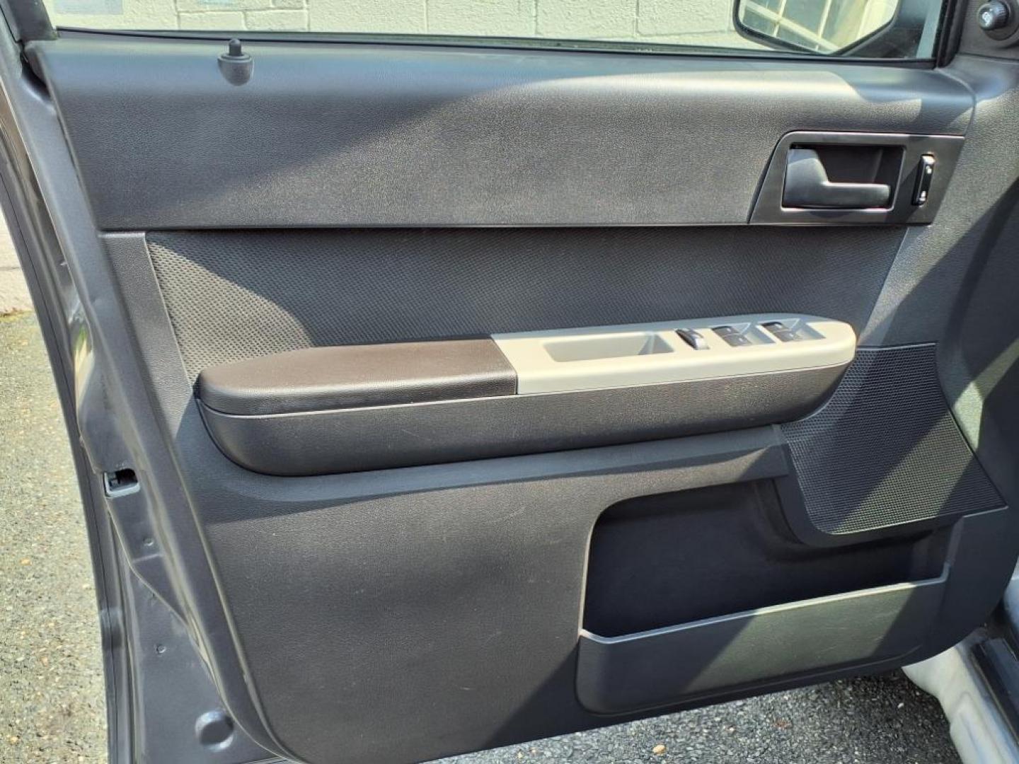 2009 Sterling Gray Clearcoat Metallic Ford Escape XLT (1FMCU03749K) with an 2.5L Duratec 2.5L I4 171hp 171ft. lbs. Sequential-Port F.I. engine, 6-Speed Automatic transmission, located at 50 Eastern Blvd., Essex, MD, 21221, (410) 686-3444, 39.304367, -76.484947 - Photo#10