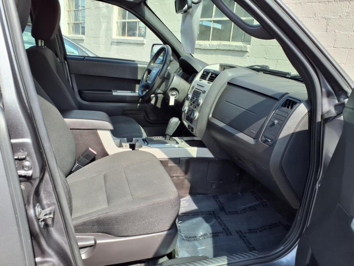 2009 Sterling Gray Clearcoat Metallic Ford Escape XLT (1FMCU03749K) with an 2.5L Duratec 2.5L I4 171hp 171ft. lbs. Sequential-Port F.I. engine, 6-Speed Automatic transmission, located at 50 Eastern Blvd., Essex, MD, 21221, (410) 686-3444, 39.304367, -76.484947 - Photo#18