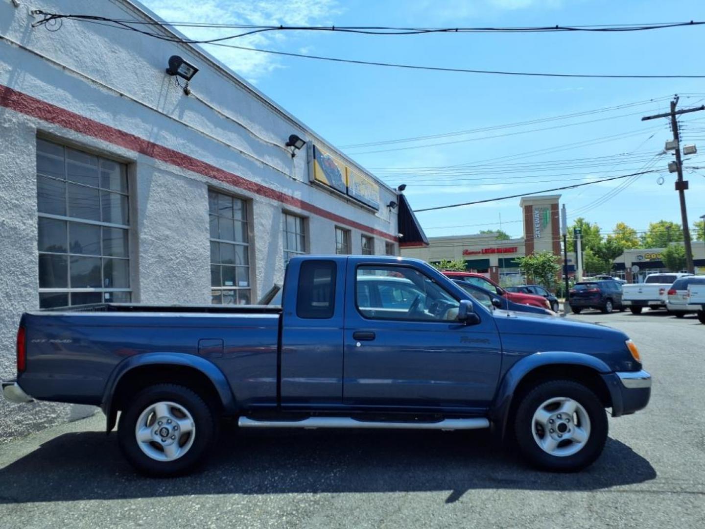 2000 Denim Blue Nissan Frontier SE (1N6ED26Y1YC) with an 3.3L 3L NA V6 single overhead cam (SOHC) 12V Fuel Injected engine, Automatic transmission, located at 50 Eastern Blvd., Essex, MD, 21221, (410) 686-3444, 39.304367, -76.484947 - Photo#1