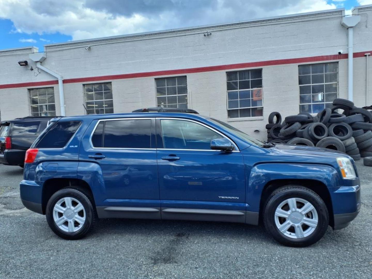 2016 Slate Blue Metallic GMC Terrain SLE-1 (2GKFLSEK3G6) with an 2.4L 4 Cylinder Fuel Injected engine, AT4X4 transmission, located at 50 Eastern Blvd., Essex, MD, 21221, (410) 686-3444, 39.304367, -76.484947 - Photo#5