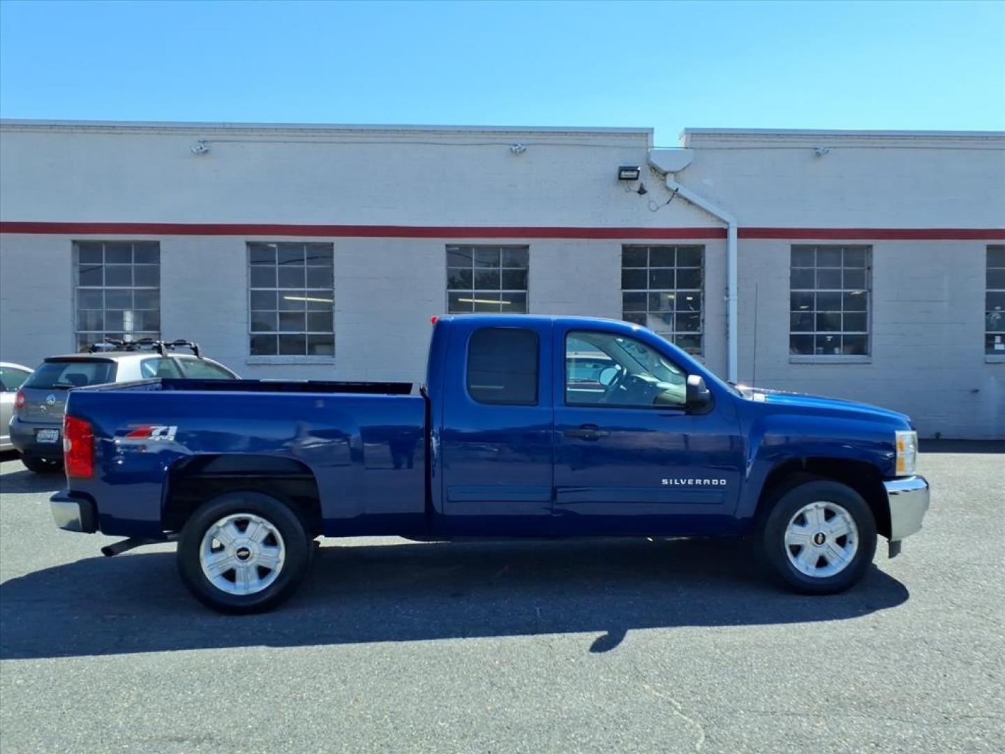 2013 Blue Chevrolet Silverado 1500 LT (1GCRKSE74DZ) with an 5.3L 8 Cylinder Sequential-Port F.I. engine, AT 4X4 transmission, located at 50 Eastern Blvd., Essex, MD, 21221, (410) 686-3444, 39.304367, -76.484947 - Photo#5