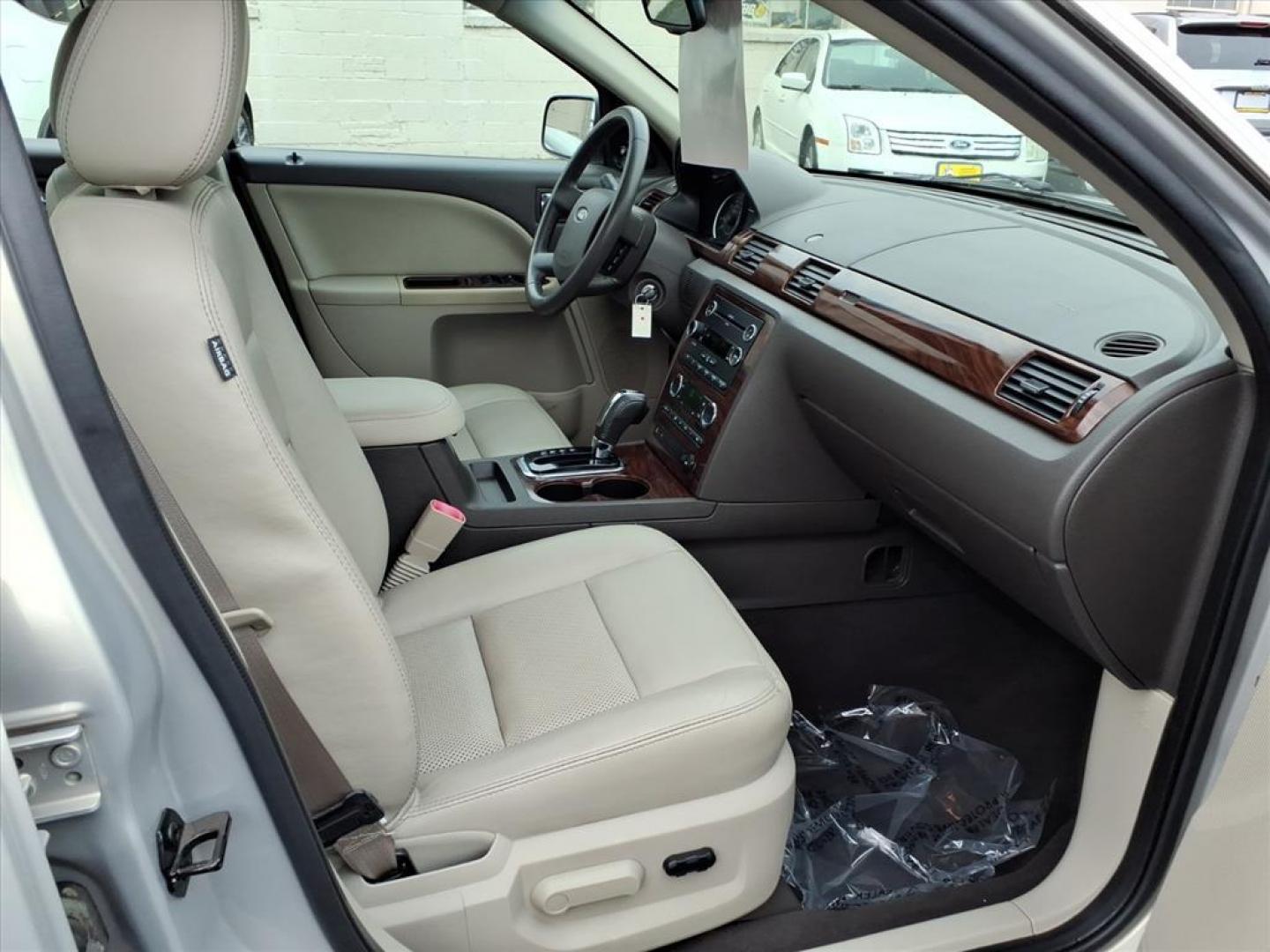 2009 Smokestone Clearcoat Metallic Ford Taurus SEL (1FAHP24W29G) with an 3.5L 6 Cylinder Sequential-Port F.I. engine, V6 transmission, located at 50 Eastern Blvd., Essex, MD, 21221, (410) 686-3444, 39.304367, -76.484947 - Photo#15
