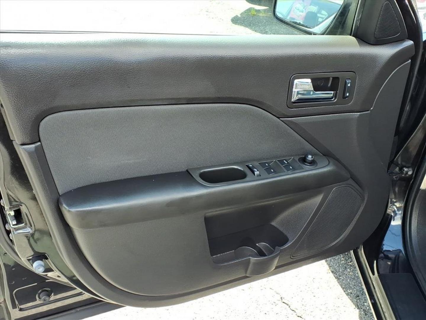 2011 Black Ford Fusion SE (3FAHP0HA4BR) with an 2.5L 4 Cylinder Sequential-Port F.I. engine, Automatic transmission, located at 50 Eastern Blvd., Essex, MD, 21221, (410) 686-3444, 39.304367, -76.484947 - Photo#5