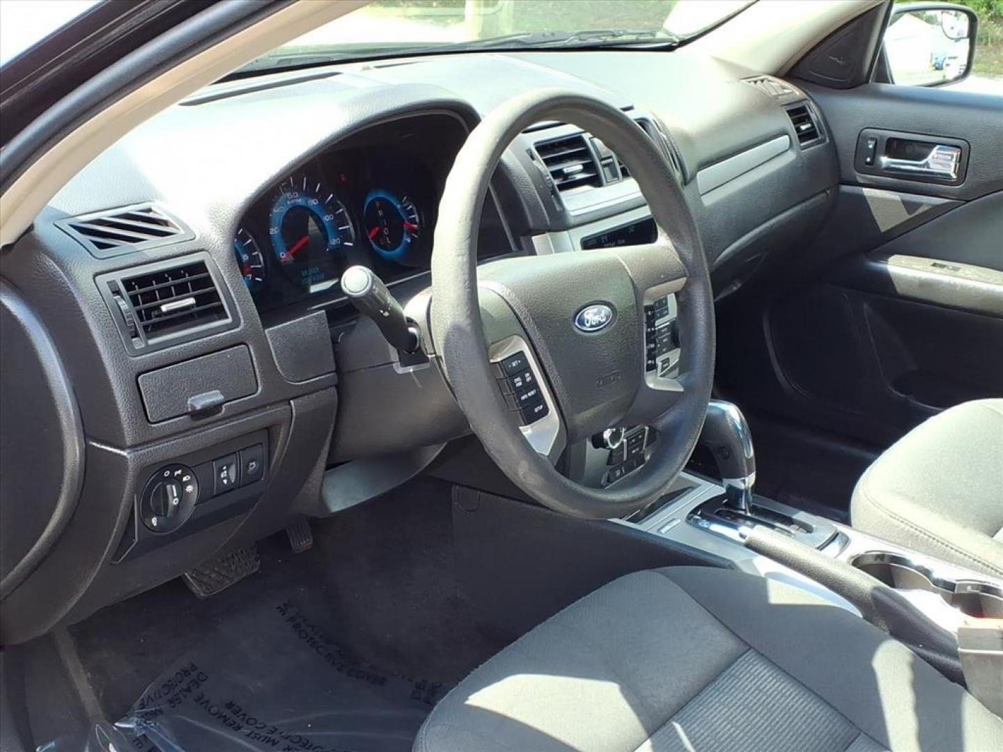 2011 Black Ford Fusion SE (3FAHP0HA4BR) with an 2.5L 4 Cylinder Sequential-Port F.I. engine, Automatic transmission, located at 50 Eastern Blvd., Essex, MD, 21221, (410) 686-3444, 39.304367, -76.484947 - Photo#6