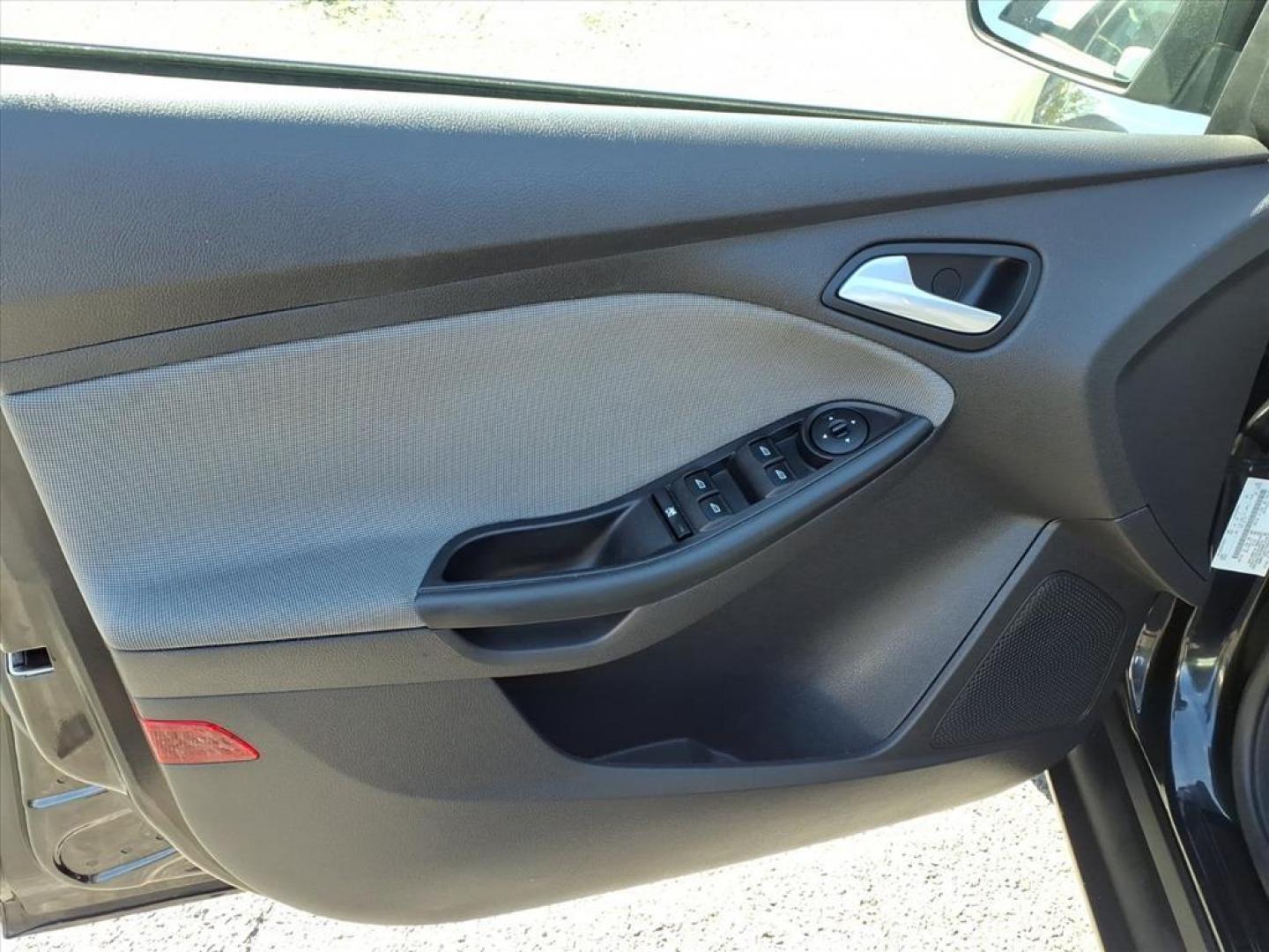 2013 Tuxedo Black Metallic Ford Focus SE (1FADP3F20DL) with an 2.0L 4 Cylinder Fuel Injected engine, 4CYL AT transmission, located at 50 Eastern Blvd., Essex, MD, 21221, (410) 686-3444, 39.304367, -76.484947 - Photo#8