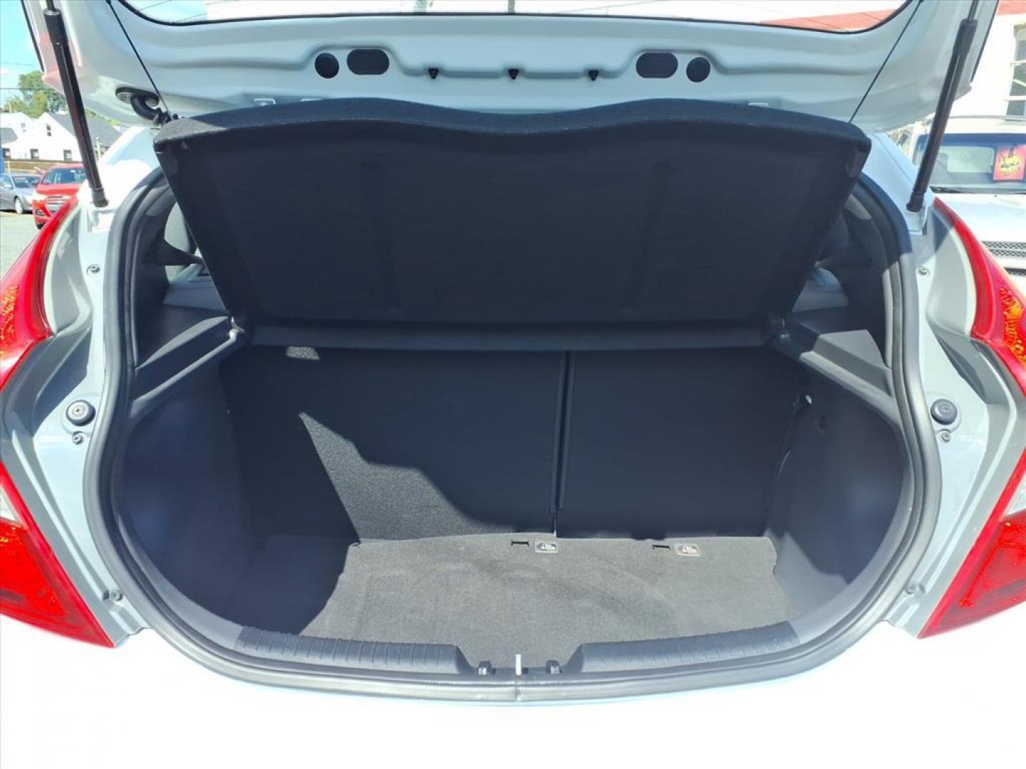 2017 Chalk White Hyundai ACCENT SE (KMHCT5AE6HU) with an 1.6L 4 Cylinder Fuel Injected engine, 4CYL transmission, located at 50 Eastern Blvd., Essex, MD, 21221, (410) 686-3444, 39.304367, -76.484947 - Photo#4