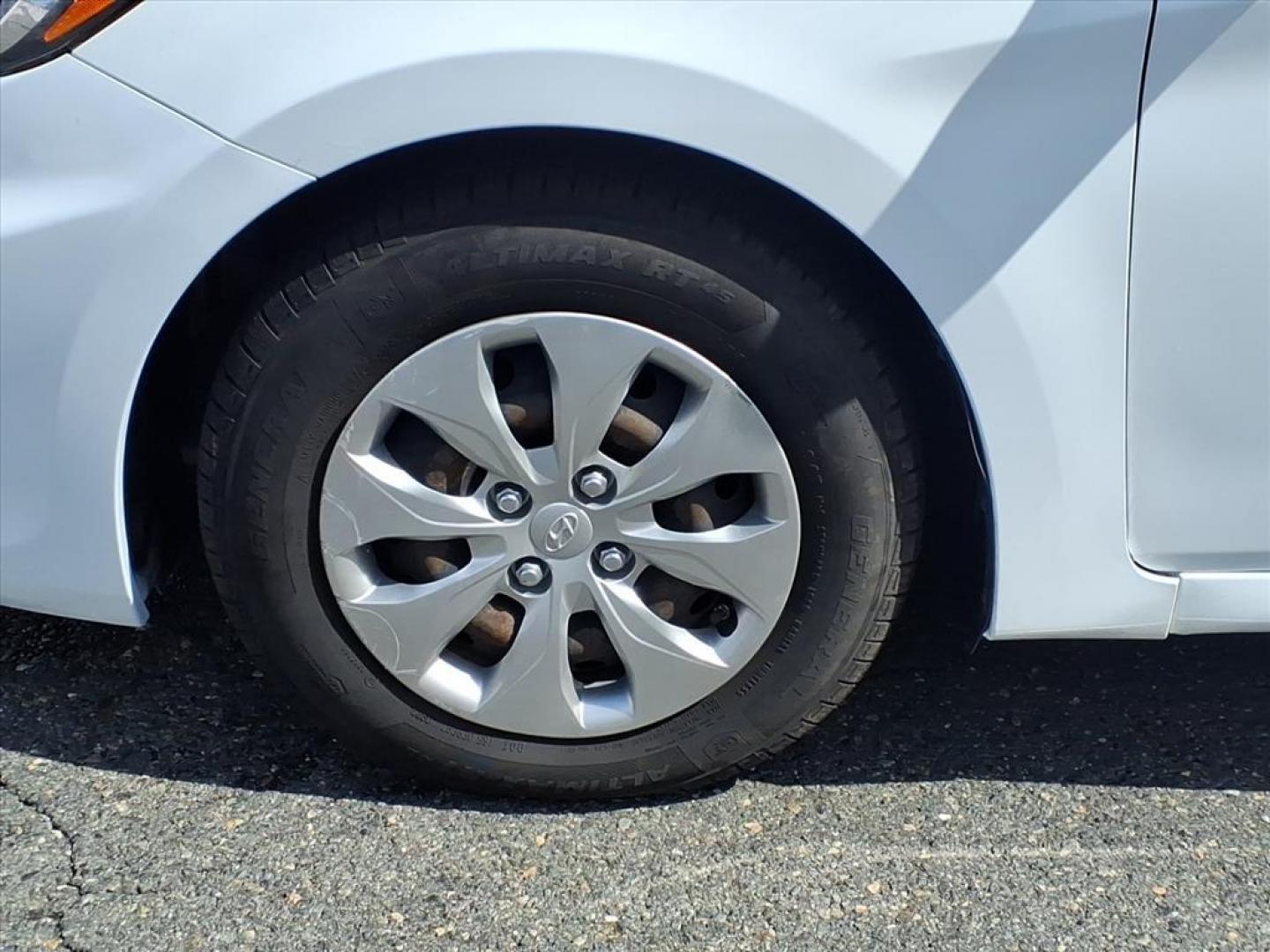 2017 Chalk White Hyundai ACCENT SE (KMHCT5AE6HU) with an 1.6L 4 Cylinder Fuel Injected engine, 4CYL transmission, located at 50 Eastern Blvd., Essex, MD, 21221, (410) 686-3444, 39.304367, -76.484947 - Photo#9