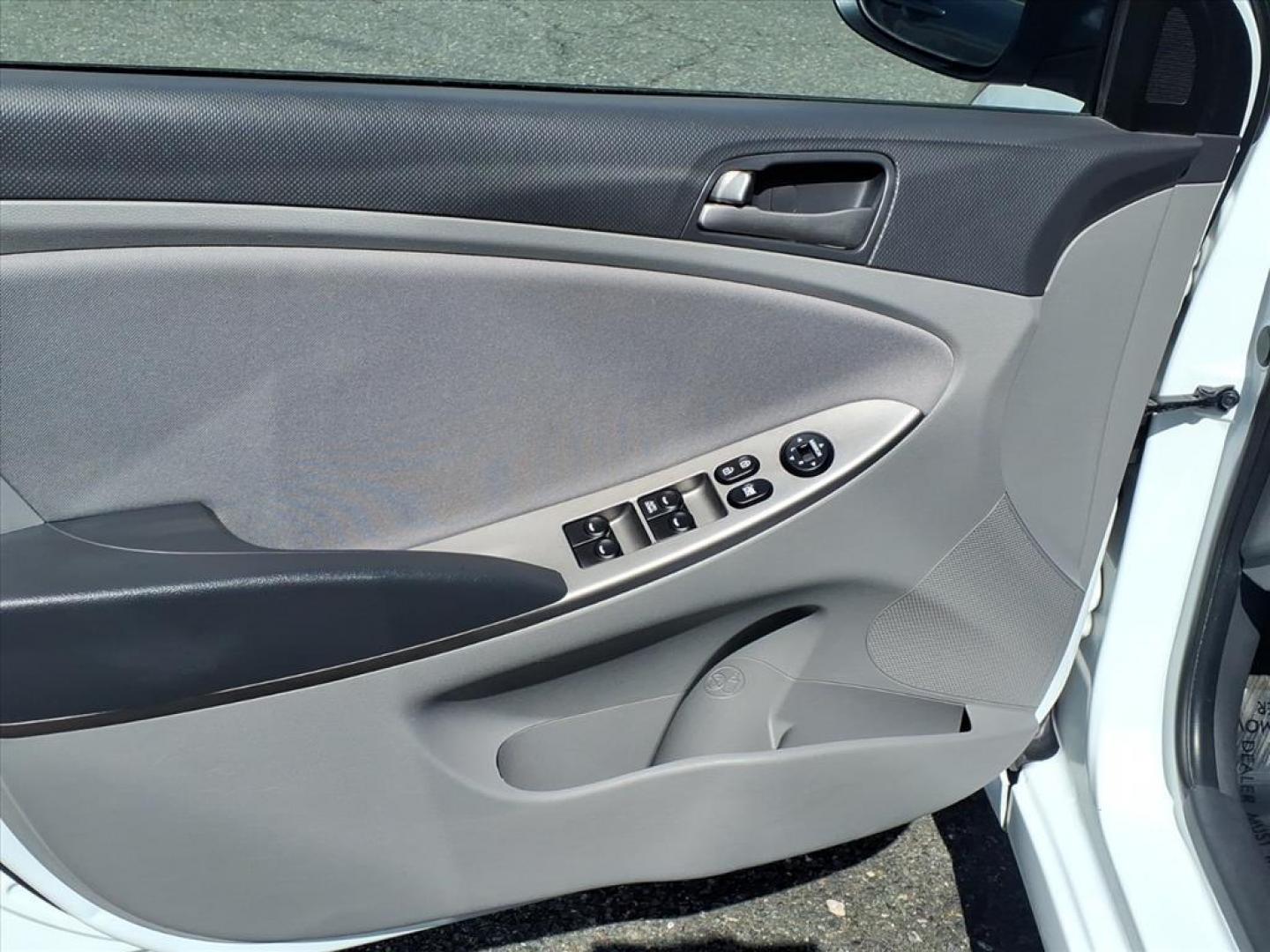 2017 Chalk White Hyundai ACCENT SE (KMHCT5AE6HU) with an 1.6L 4 Cylinder Fuel Injected engine, 4CYL transmission, located at 50 Eastern Blvd., Essex, MD, 21221, (410) 686-3444, 39.304367, -76.484947 - Photo#10