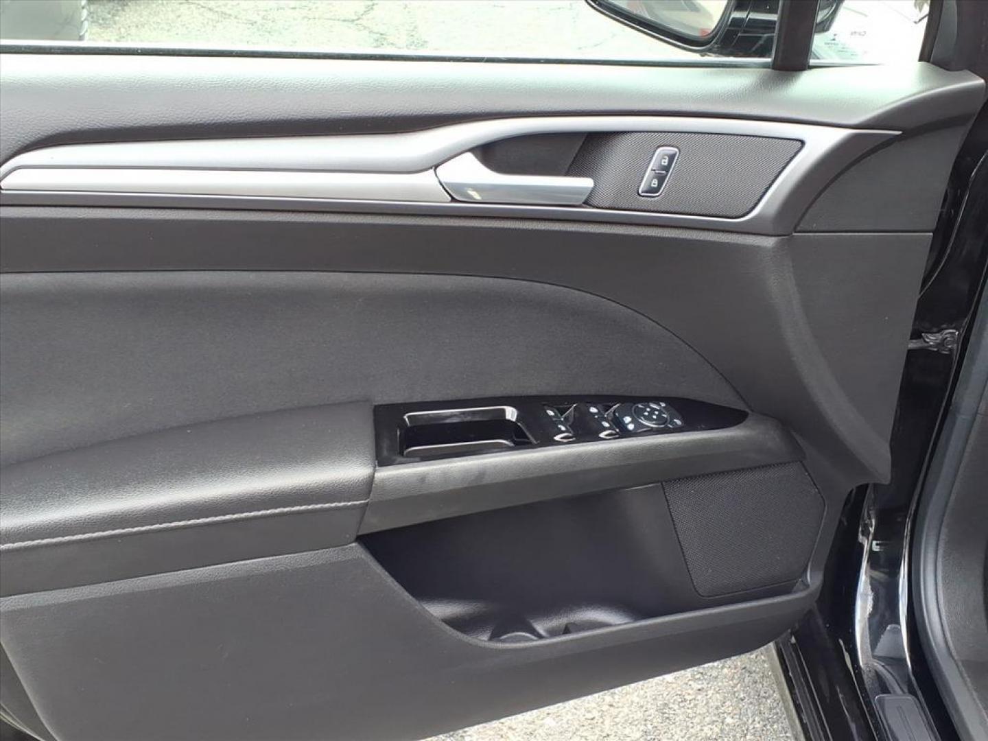 2016 Black Ford Fusion SE (3FA6P0H70GR) with an 2.5L 4 Cylinder Sequential-Port F.I. engine, 4CYL transmission, located at 50 Eastern Blvd., Essex, MD, 21221, (410) 686-3444, 39.304367, -76.484947 - Photo#9