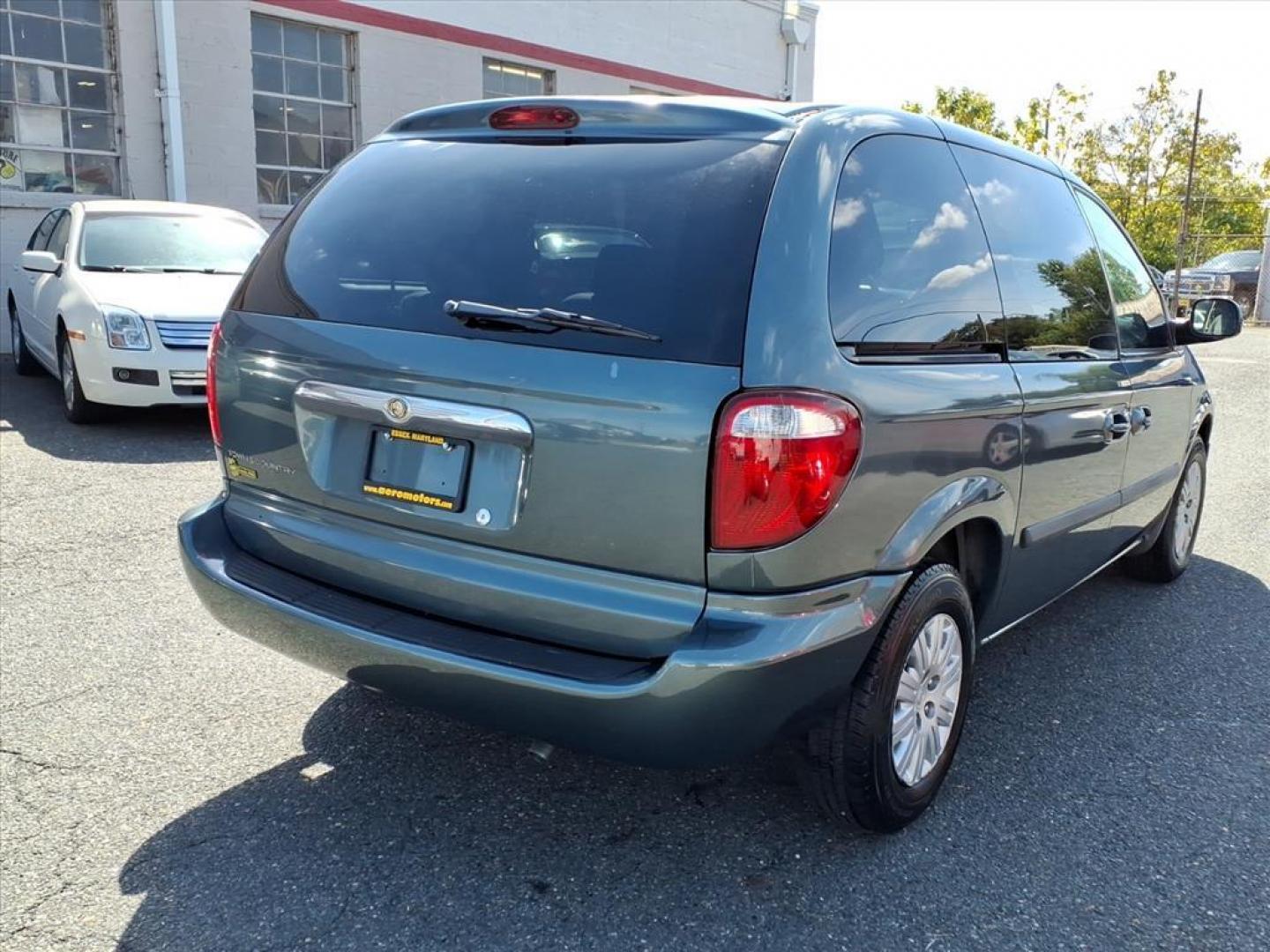 2005 Butane Blue Pearlcoat Chrysler Town and Country Base (1C4GP45R05B) with an 3.3L 3L NA V6 overhead valves (OHV) 12V Fuel Injected engine, 4-Speed Automatic transmission, located at 50 Eastern Blvd., Essex, MD, 21221, (410) 686-3444, 39.304367, -76.484947 - Photo#5