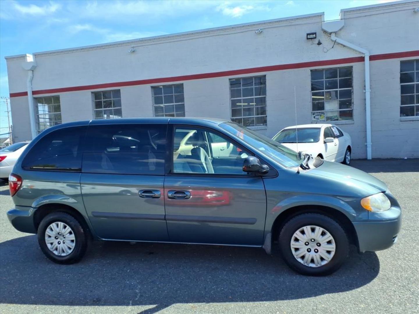 2005 Butane Blue Pearlcoat Chrysler Town and Country Base (1C4GP45R05B) with an 3.3L 3L NA V6 overhead valves (OHV) 12V Fuel Injected engine, 4-Speed Automatic transmission, located at 50 Eastern Blvd., Essex, MD, 21221, (410) 686-3444, 39.304367, -76.484947 - Photo#6