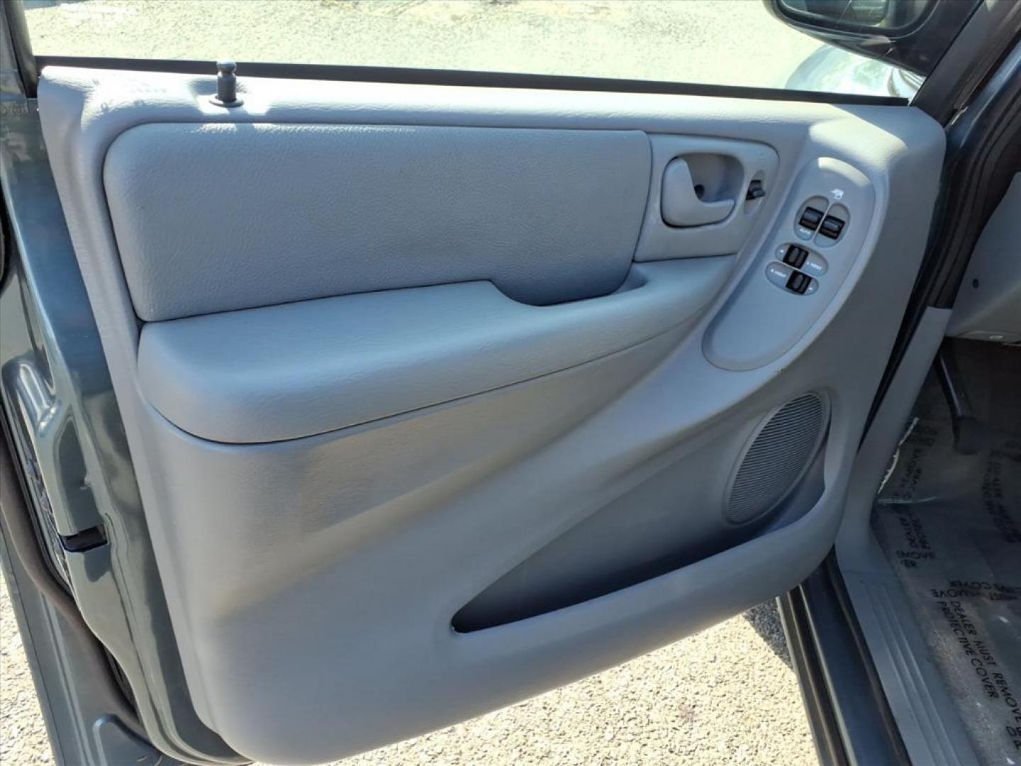 2005 Butane Blue Pearlcoat Chrysler Town and Country Base (1C4GP45R05B) with an 3.3L 3L NA V6 overhead valves (OHV) 12V Fuel Injected engine, 4-Speed Automatic transmission, located at 50 Eastern Blvd., Essex, MD, 21221, (410) 686-3444, 39.304367, -76.484947 - Photo#9