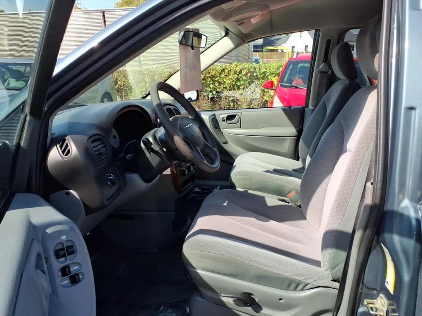 2005 Butane Blue Pearlcoat Chrysler Town and Country Base (1C4GP45R05B) with an 3.3L 3L NA V6 overhead valves (OHV) 12V Fuel Injected engine, 4-Speed Automatic transmission, located at 50 Eastern Blvd., Essex, MD, 21221, (410) 686-3444, 39.304367, -76.484947 - Photo#11