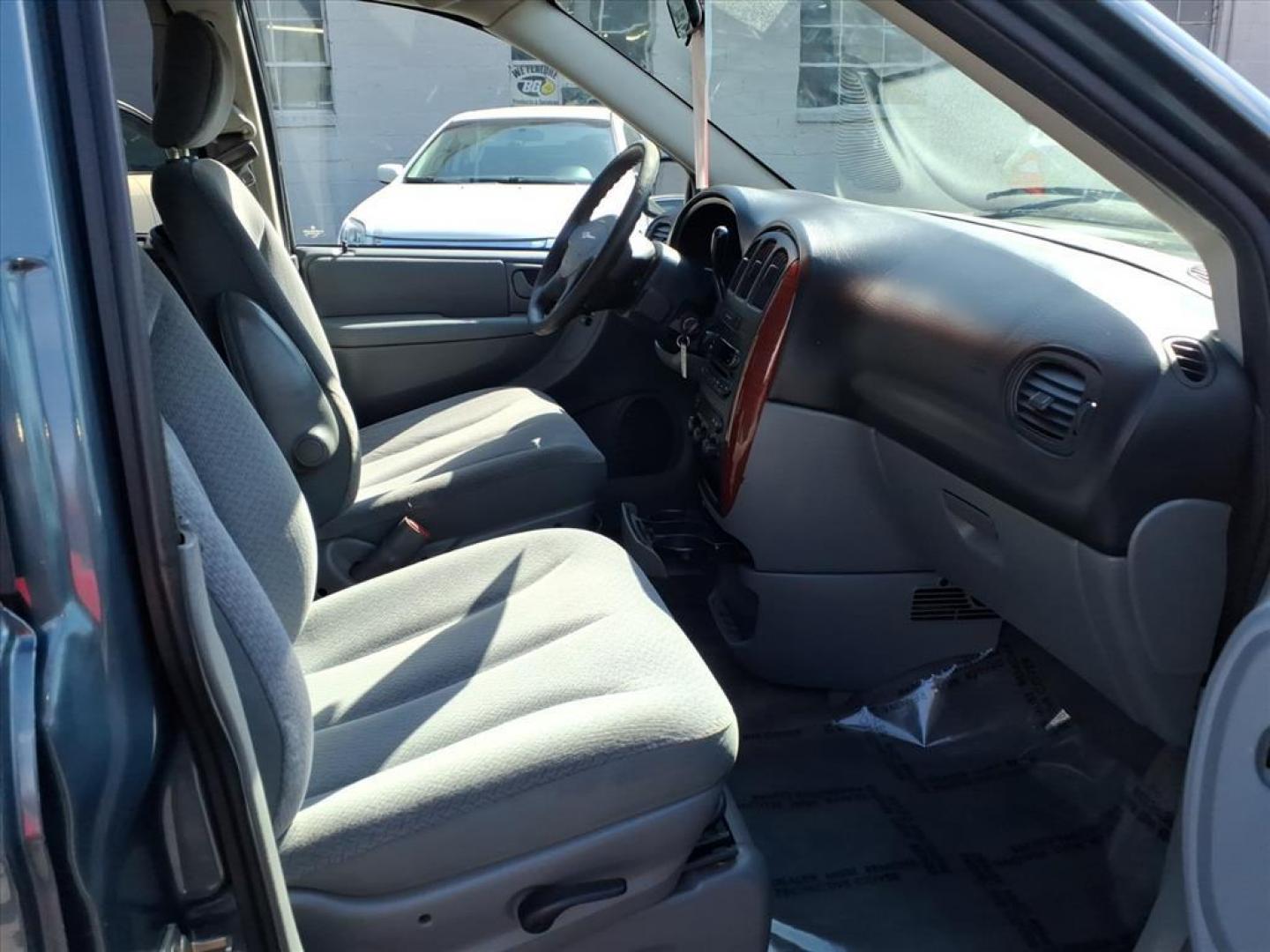 2005 Butane Blue Pearlcoat Chrysler Town and Country Base (1C4GP45R05B) with an 3.3L 3L NA V6 overhead valves (OHV) 12V Fuel Injected engine, 4-Speed Automatic transmission, located at 50 Eastern Blvd., Essex, MD, 21221, (410) 686-3444, 39.304367, -76.484947 - Photo#16