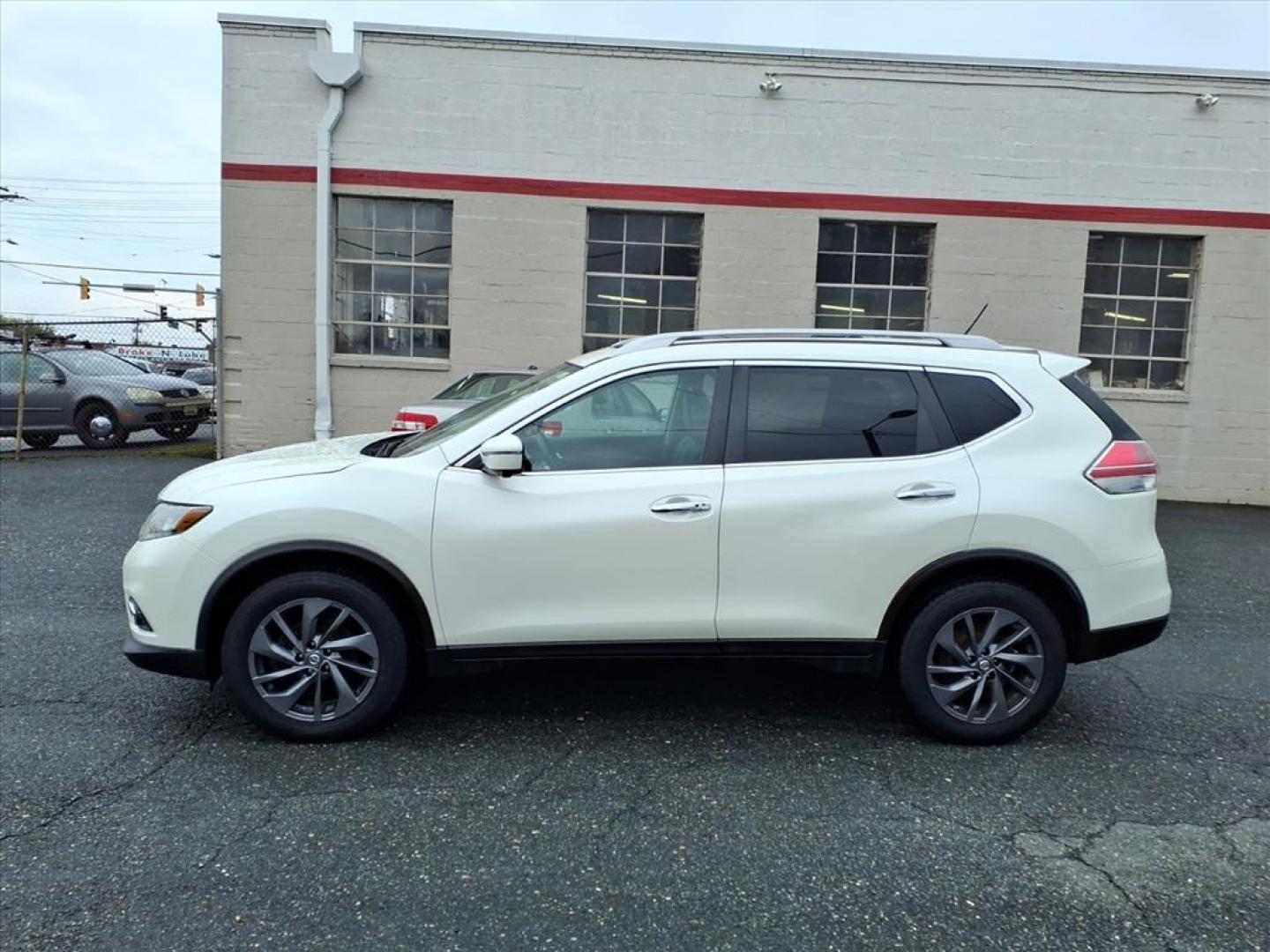 2016 Pearl White Nissan Rogue SL (5N1AT2MV7GC) with an 2.5L 2.5L I4 170hp 175ft. lbs. Sequential-Port F.I. engine, CVT transmission, located at 50 Eastern Blvd., Essex, MD, 21221, (410) 686-3444, 39.304367, -76.484947 - Photo#1