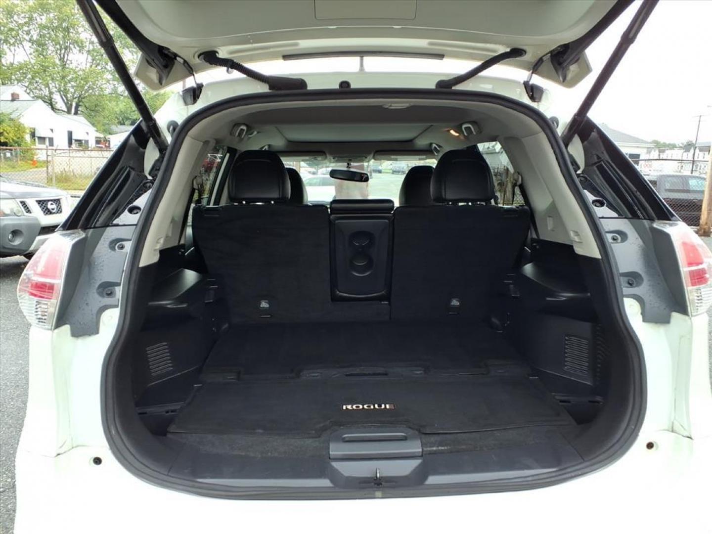 2016 Pearl White Nissan Rogue SL (5N1AT2MV7GC) with an 2.5L 2.5L I4 170hp 175ft. lbs. Sequential-Port F.I. engine, CVT transmission, located at 50 Eastern Blvd., Essex, MD, 21221, (410) 686-3444, 39.304367, -76.484947 - Photo#4