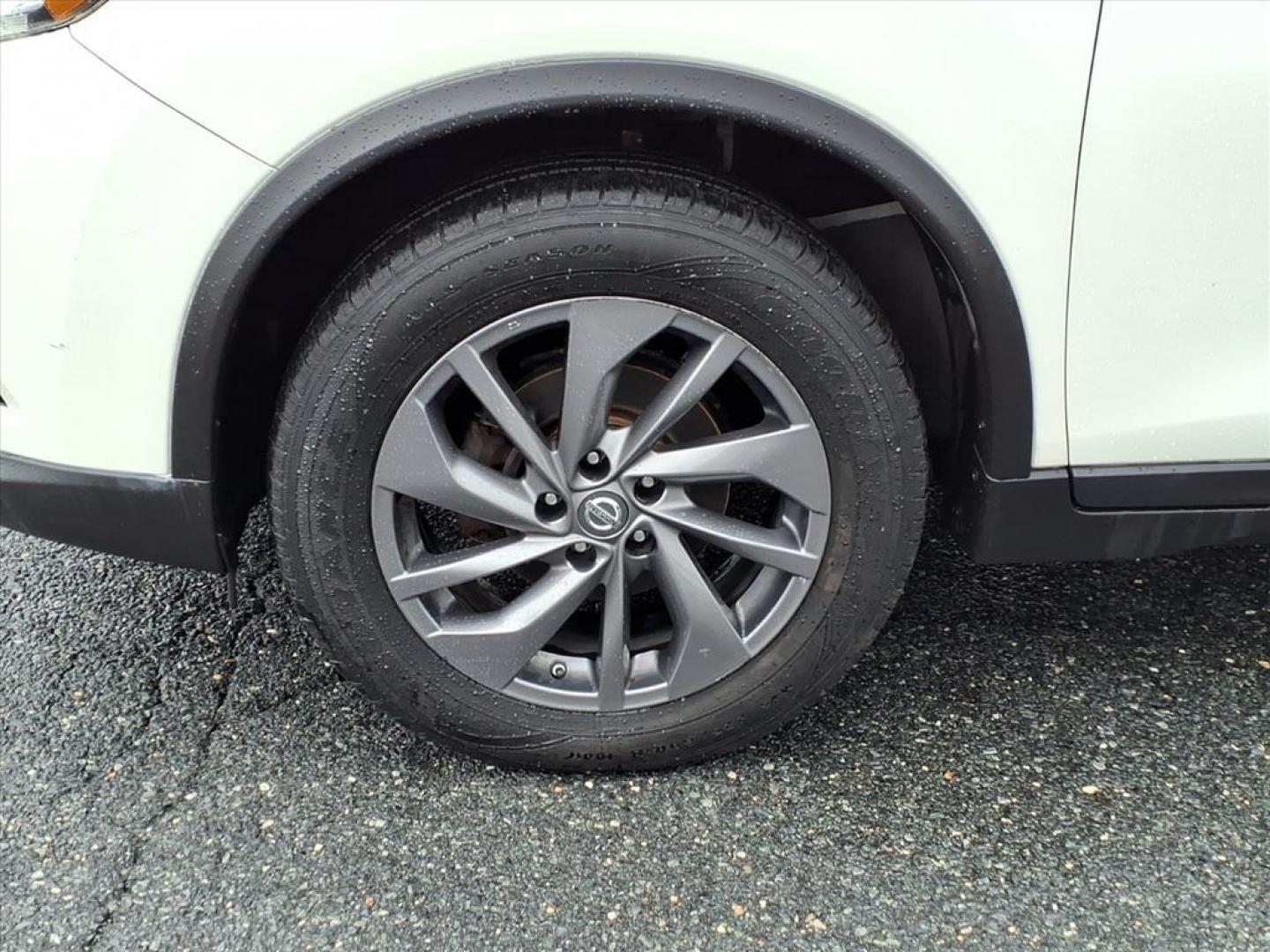 2016 Pearl White Nissan Rogue SL (5N1AT2MV7GC) with an 2.5L 2.5L I4 170hp 175ft. lbs. Sequential-Port F.I. engine, CVT transmission, located at 50 Eastern Blvd., Essex, MD, 21221, (410) 686-3444, 39.304367, -76.484947 - Photo#9