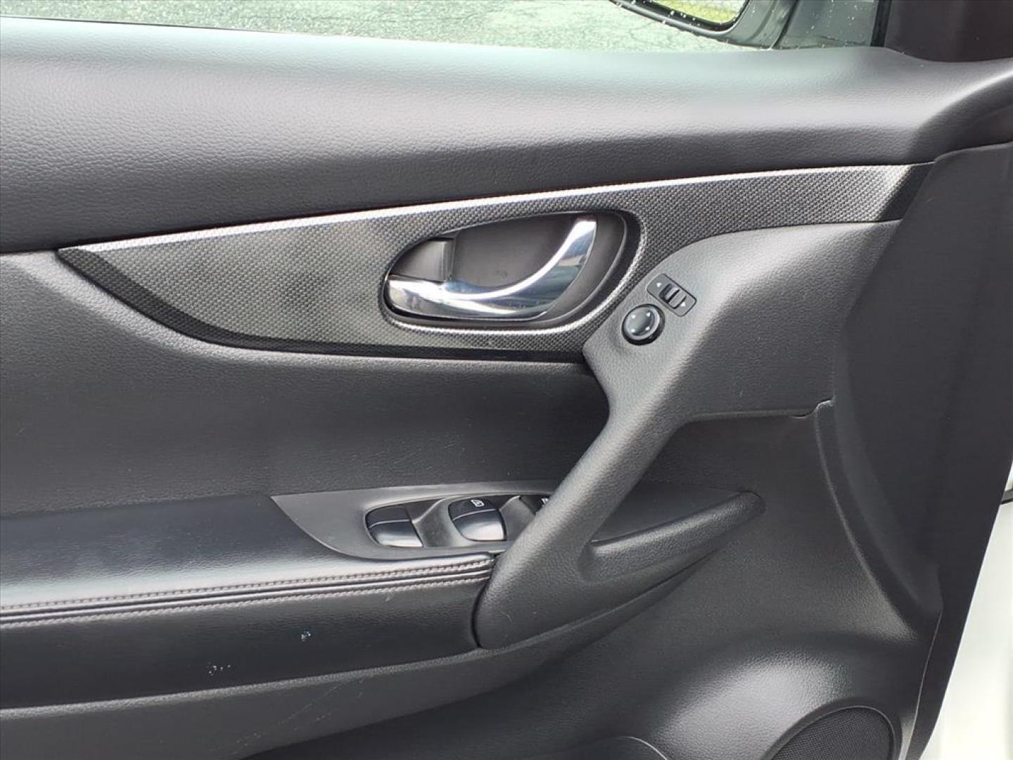 2016 Pearl White Nissan Rogue SL (5N1AT2MV7GC) with an 2.5L 2.5L I4 170hp 175ft. lbs. Sequential-Port F.I. engine, CVT transmission, located at 50 Eastern Blvd., Essex, MD, 21221, (410) 686-3444, 39.304367, -76.484947 - Photo#10