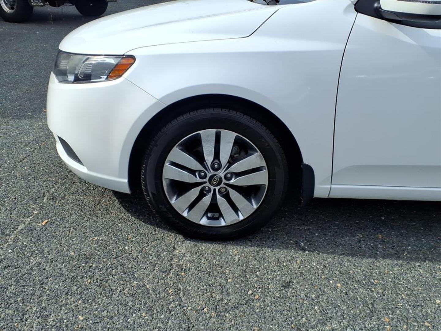 2013 Snow White Pearl Kia Forte EX (KNAFU4A29D5) with an 2.0L 2.0L I4 156hp 144ft. lbs. Sequential-Port F.I. engine, 6-Speed Shiftable Automatic transmission, located at 50 Eastern Blvd., Essex, MD, 21221, (410) 686-3444, 39.304367, -76.484947 - Photo#8