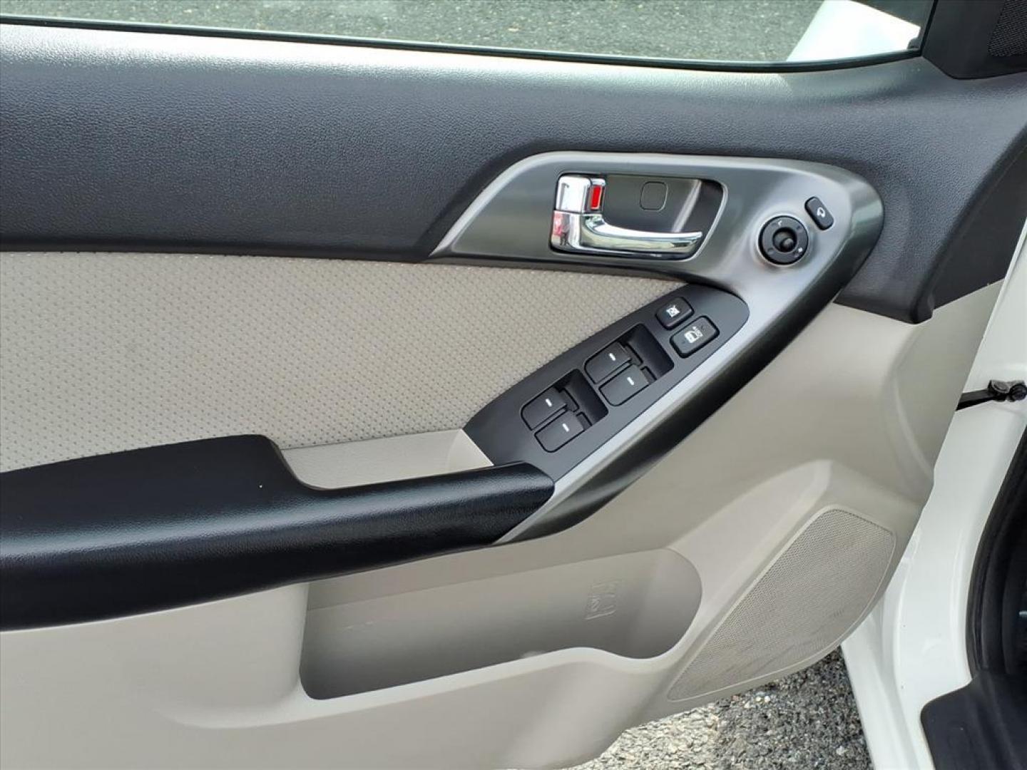 2013 Snow White Pearl Kia Forte EX (KNAFU4A29D5) with an 2.0L 2.0L I4 156hp 144ft. lbs. Sequential-Port F.I. engine, 6-Speed Shiftable Automatic transmission, located at 50 Eastern Blvd., Essex, MD, 21221, (410) 686-3444, 39.304367, -76.484947 - Photo#9