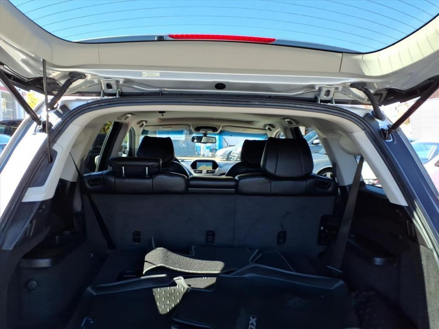 2013 Palladium Metallic Acura MDX SH-AWD w/Tech (2HNYD2H37DH) with an 3.7L 3.7L V6 300hp 270ft. lbs. Sequential-Port F.I. engine, 6-Speed Shiftable Automatic transmission, located at 50 Eastern Blvd., Essex, MD, 21221, (410) 686-3444, 39.304367, -76.484947 - Photo#4