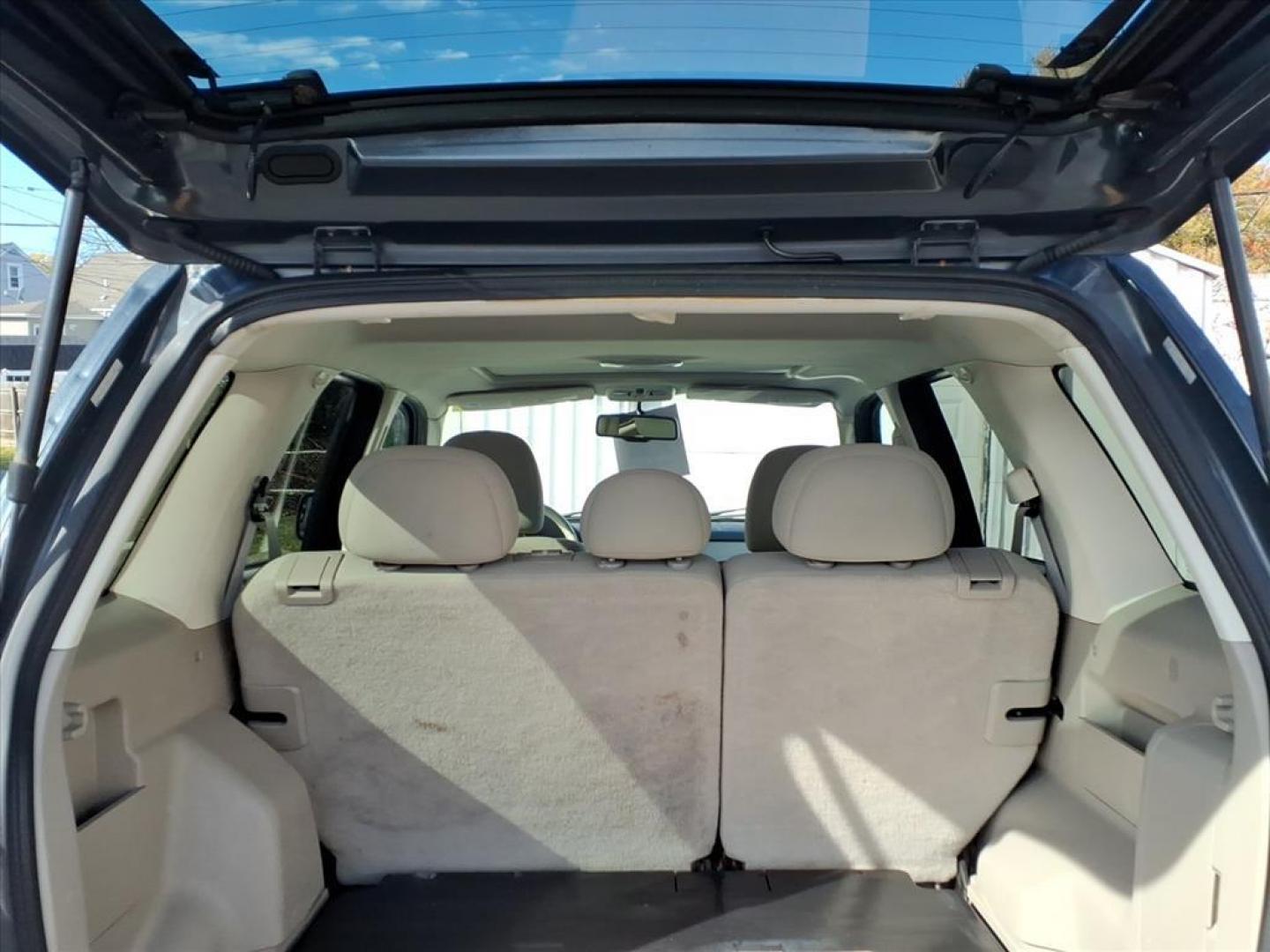 2009 Sterling Gray Clearcoat Metallic Mercury Mariner I4 (4M2CU81749K) with an 2.5L Duratec 2.5L I4 171hp 171ft. lbs. Sequential-Port F.I. engine, 6-Speed Automatic transmission, located at 50 Eastern Blvd., Essex, MD, 21221, (410) 686-3444, 39.304367, -76.484947 - Photo#3