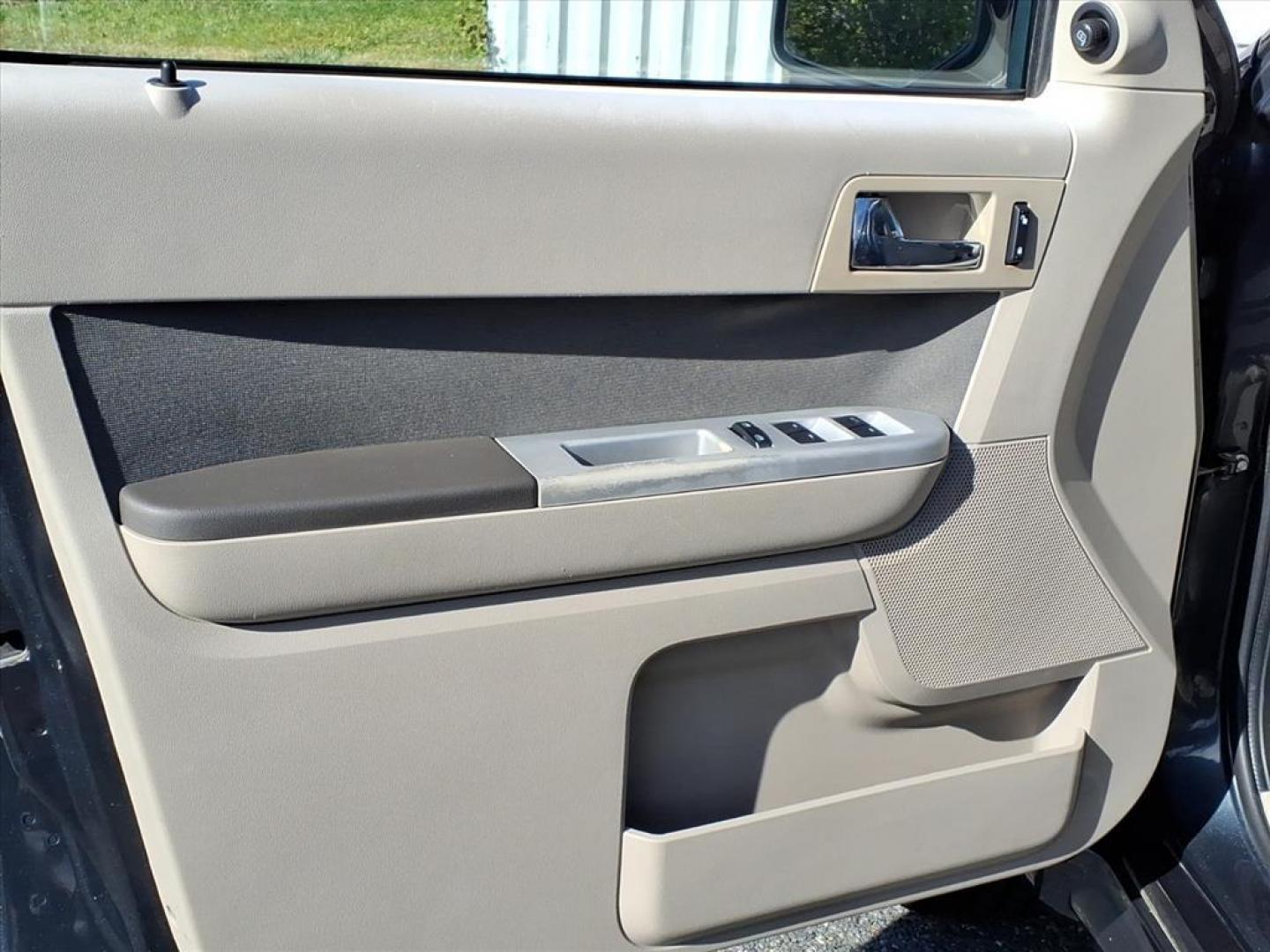 2009 Sterling Gray Clearcoat Metallic Mercury Mariner I4 (4M2CU81749K) with an 2.5L Duratec 2.5L I4 171hp 171ft. lbs. Sequential-Port F.I. engine, 6-Speed Automatic transmission, located at 50 Eastern Blvd., Essex, MD, 21221, (410) 686-3444, 39.304367, -76.484947 - Photo#8