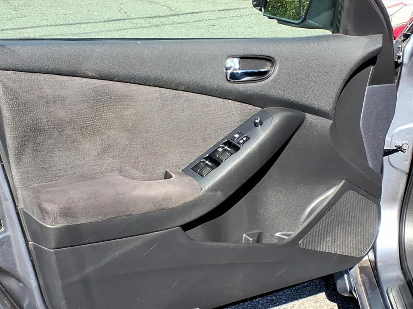 2010 Ocean Gray Nissan Altima 2.5 S (1N4AL2AP0AN) with an 2.5L 2.5L I4 175hp 180ft. lbs. Sequential Fuel Injection engine, CVT transmission, located at 50 Eastern Blvd., Essex, MD, 21221, (410) 686-3444, 39.304367, -76.484947 - Photo#5