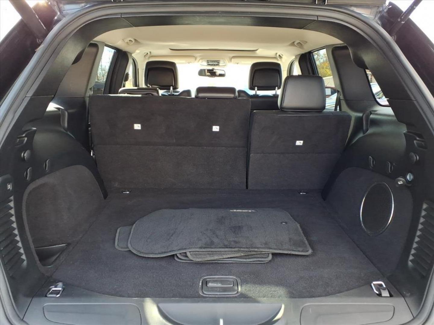 2012 Maximum Steel Metallic Clear Coat Jeep Grand Cherokee Laredo (1C4RJFAG5CC) with an 3.6L 3.6L V6 290hp 260ft. lbs. Sequential-Port F.I. engine, 5-Speed Automatic transmission, located at 50 Eastern Blvd., Essex, MD, 21221, (410) 686-3444, 39.304367, -76.484947 - Photo#4