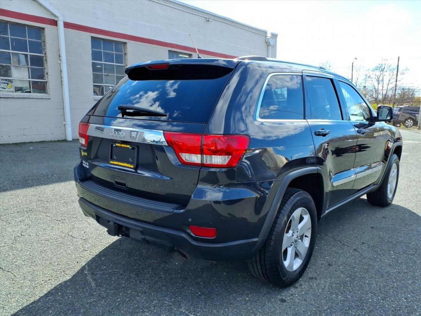2012 Maximum Steel Metallic Clear Coat Jeep Grand Cherokee Laredo (1C4RJFAG5CC) with an 3.6L 3.6L V6 290hp 260ft. lbs. Sequential-Port F.I. engine, 5-Speed Automatic transmission, located at 50 Eastern Blvd., Essex, MD, 21221, (410) 686-3444, 39.304367, -76.484947 - Photo#5