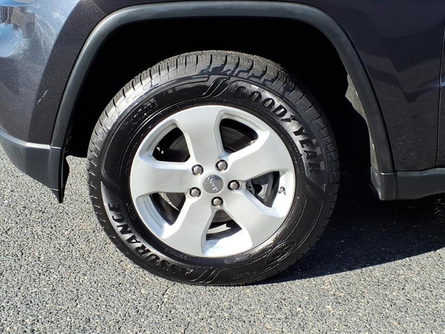 2012 Maximum Steel Metallic Clear Coat Jeep Grand Cherokee Laredo (1C4RJFAG5CC) with an 3.6L 3.6L V6 290hp 260ft. lbs. Sequential-Port F.I. engine, 5-Speed Automatic transmission, located at 50 Eastern Blvd., Essex, MD, 21221, (410) 686-3444, 39.304367, -76.484947 - Photo#9