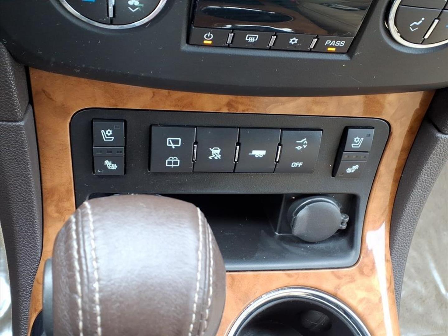 2011 White Diamond Tricoat Buick Enclave CXL-2 (5GAKVCED1BJ) with an 3.6L 6 Cylinder Fuel Injected engine, V6 AT AWD transmission, located at 50 Eastern Blvd., Essex, MD, 21221, (410) 686-3444, 39.304367, -76.484947 - Photo#18