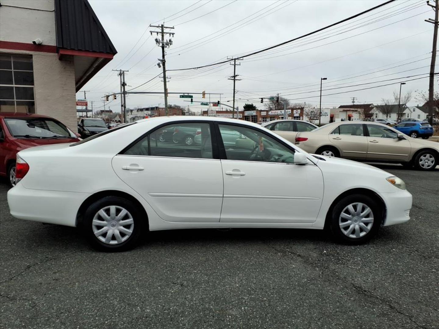 2006 Super White Toyota Camry LE (4T1BE32K36U) with an 2.4L 2L NA I4 double overhead cam (DOHC) 16V Fuel Injected engine, 5-Speed Automatic transmission, located at 50 Eastern Blvd., Essex, MD, 21221, (410) 686-3444, 39.304367, -76.484947 - Photo#5