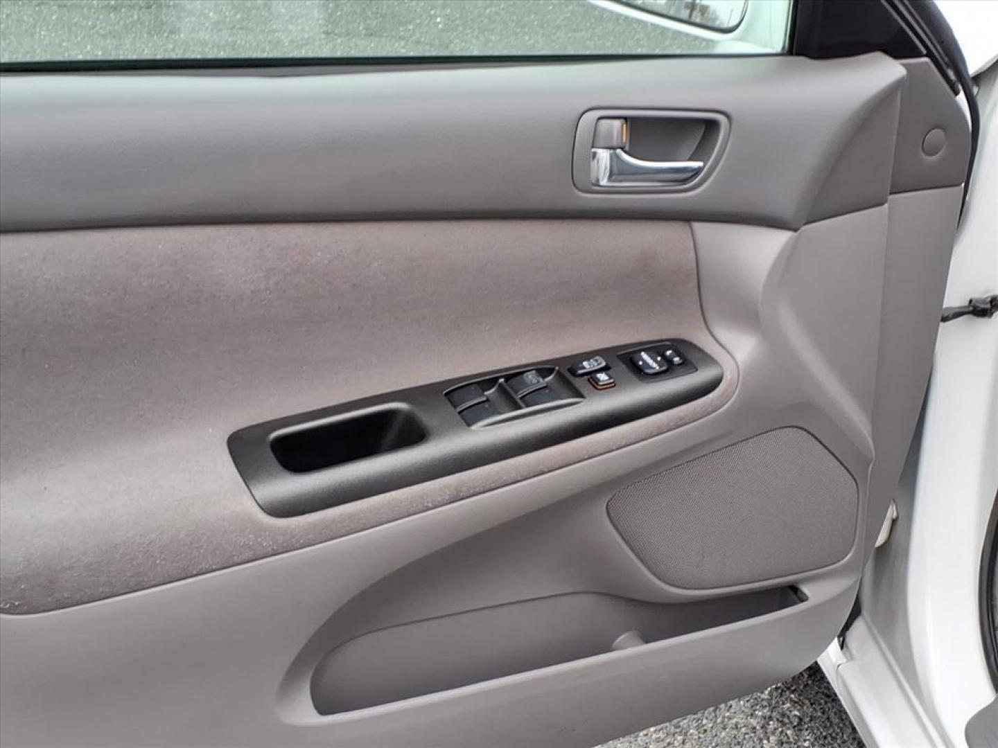 2006 Super White Toyota Camry LE (4T1BE32K36U) with an 2.4L 2L NA I4 double overhead cam (DOHC) 16V Fuel Injected engine, 5-Speed Automatic transmission, located at 50 Eastern Blvd., Essex, MD, 21221, (410) 686-3444, 39.304367, -76.484947 - Photo#9