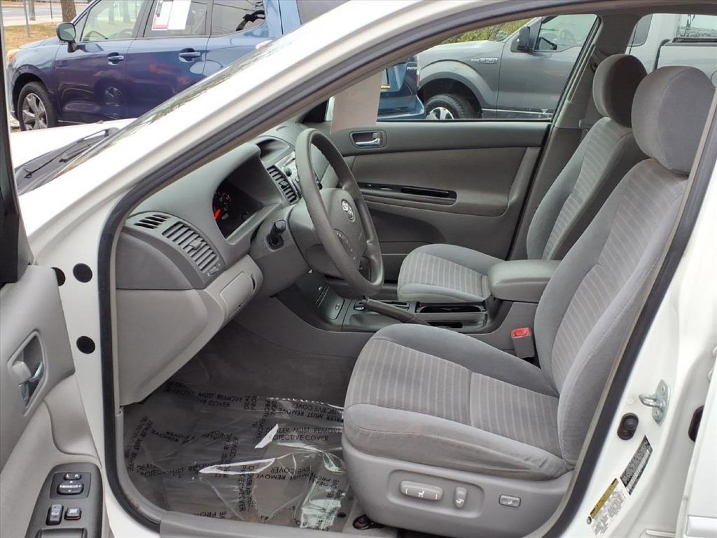 2006 Super White Toyota Camry LE (4T1BE32K36U) with an 2.4L 2L NA I4 double overhead cam (DOHC) 16V Fuel Injected engine, 5-Speed Automatic transmission, located at 50 Eastern Blvd., Essex, MD, 21221, (410) 686-3444, 39.304367, -76.484947 - Photo#11