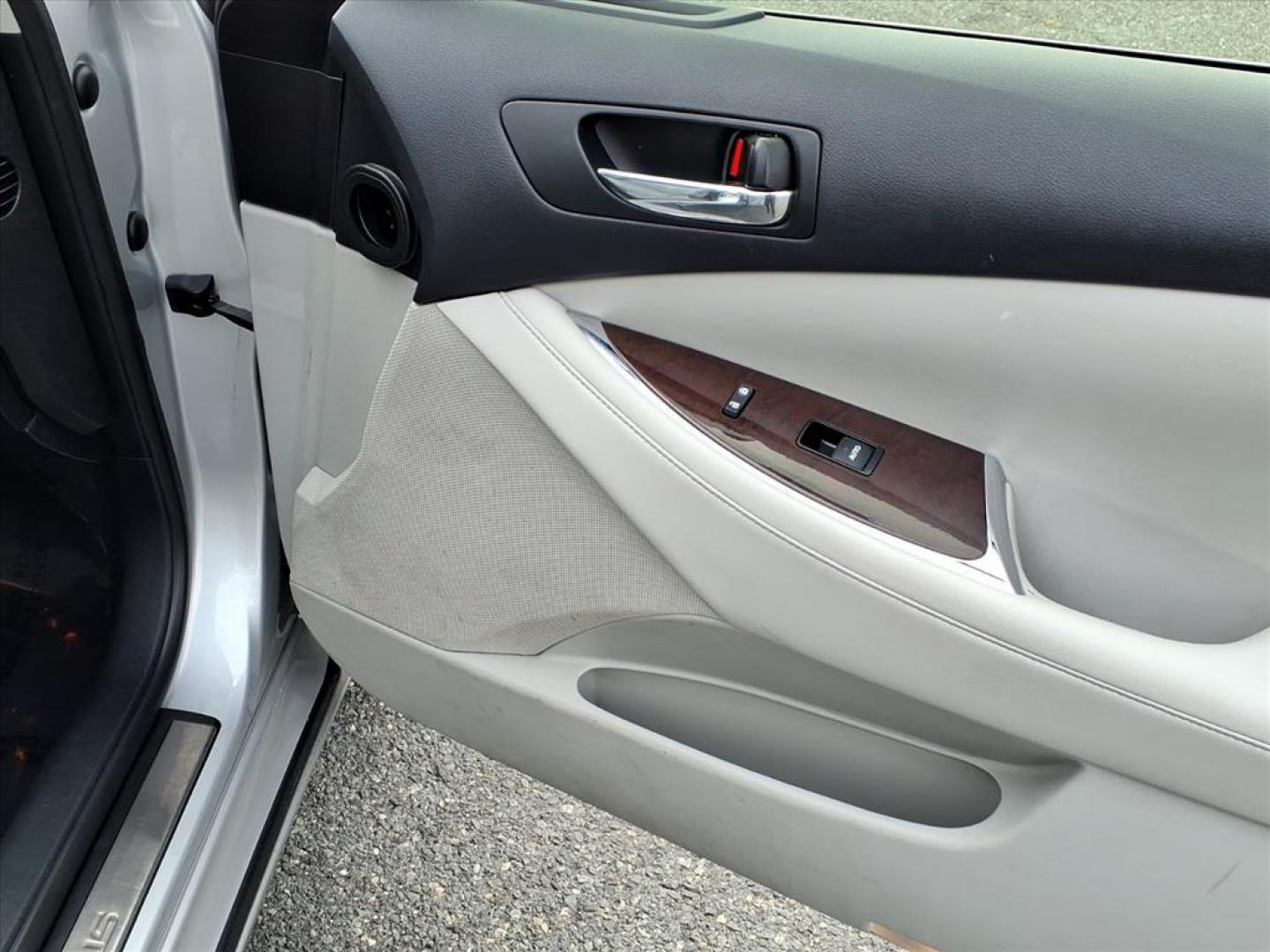 2012 Tungsten Pearl Lexus ES 350 Base (JTHBK1EG5C2) with an 3.5L 6 Cylinder Sequential Fuel Injection engine, Automatic transmission, located at 50 Eastern Blvd., Essex, MD, 21221, (410) 686-3444, 39.304367, -76.484947 - Photo#15