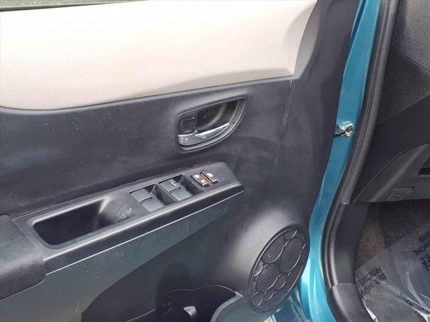 2012 Blazing Blue Pearl Toyota Yaris 5-Door LE (JTDKTUD3XCD) with an 1.5L 1.5L I4 106hp 103ft. lbs. Sequential-Port F.I. engine, 4-Speed Automatic transmission, located at 50 Eastern Blvd., Essex, MD, 21221, (410) 686-3444, 39.304367, -76.484947 - Photo#9