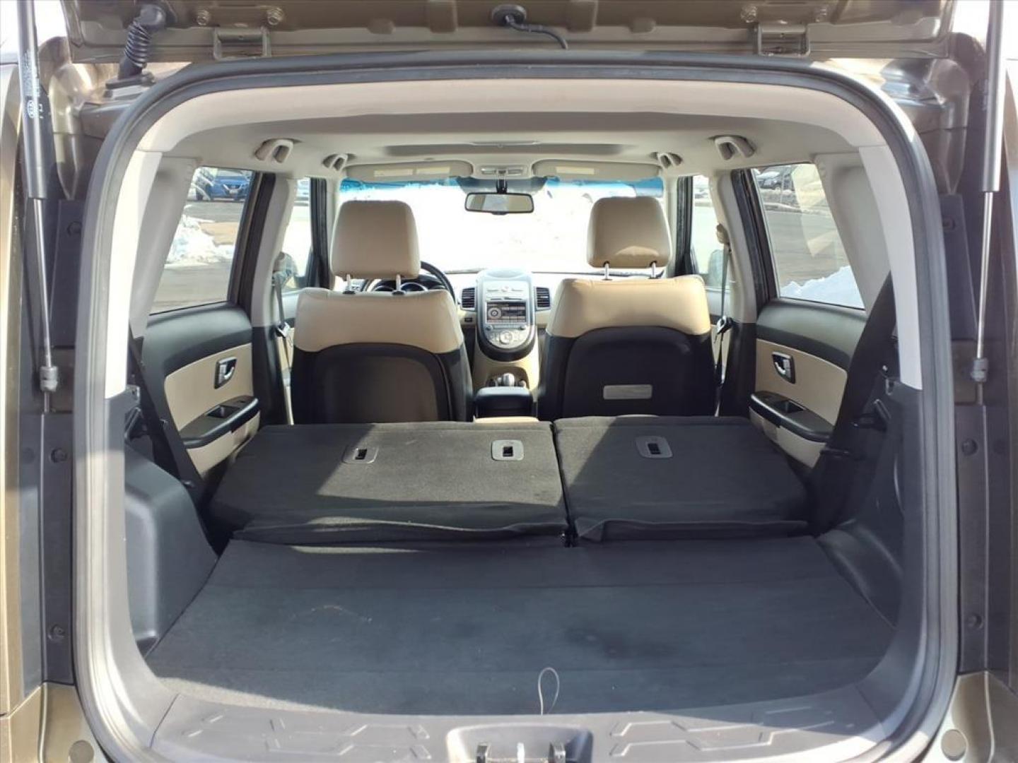 2013 Dune Kia Soul ! (KNDJT2A66D7) with an 2.0L 2.0L I4 164hp 148ft. lbs. Sequential-Port F.I. engine, 6-Speed Shiftable Automatic transmission, located at 50 Eastern Blvd., Essex, MD, 21221, (410) 686-3444, 39.304367, -76.484947 - Photo#4