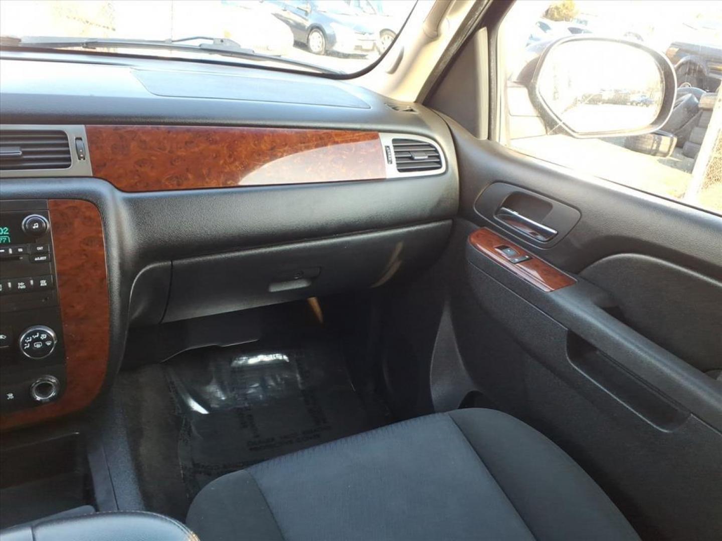 2011 Black 41u Chevrolet Suburban LS (1GNSKHE31BR) with an 5.3L 8 Cylinder Sequential-Port F.I. engine, Automatic transmission, located at 50 Eastern Blvd., Essex, MD, 21221, (410) 686-3444, 39.304367, -76.484947 - Photo#13