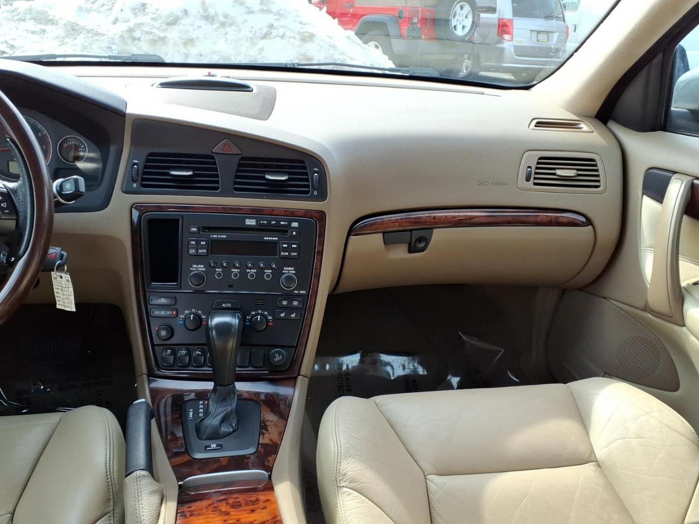 2007 Titanium Gray Metallic Volvo S60 2.5T (YV1RH592272) with an 2.5L 5 Cylinder Fuel Injected Turbo engine, 5 AT transmission, located at 50 Eastern Blvd., Essex, MD, 21221, (410) 686-3444, 39.304367, -76.484947 - Photo#14