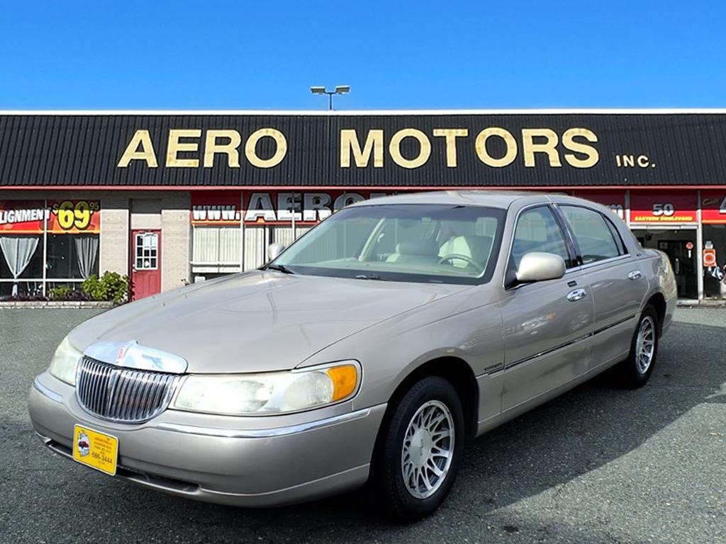photo of 2000 Lincoln Town Car 