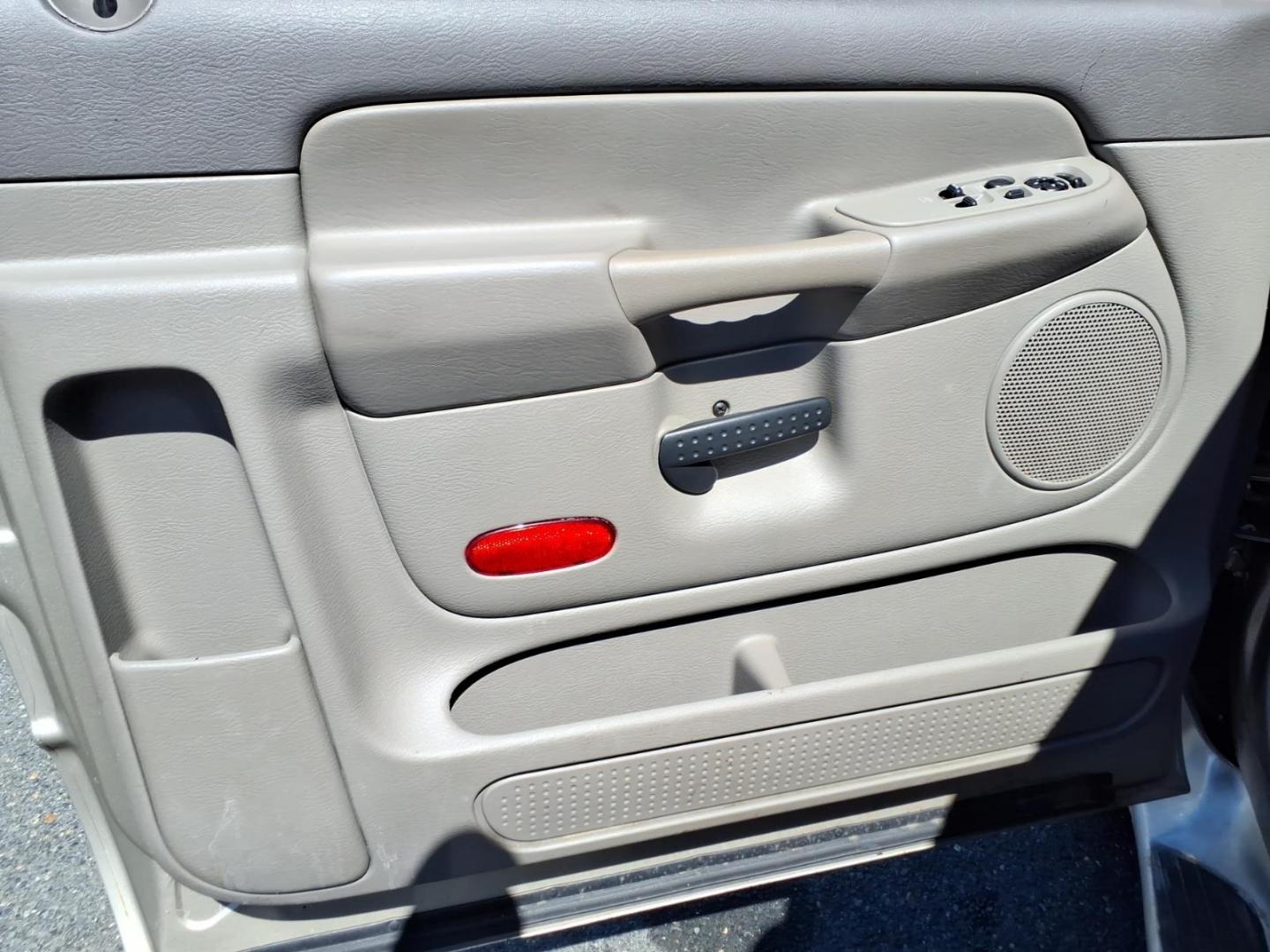 2003 Tan Dodge Ram 1500 ST (1D7HU16N73J) with an 4.7L 4.7L V8 240hp 300ft. lbs. Fuel Injected engine, 5-Speed Automatic transmission, located at 50 Eastern Blvd., Essex, MD, 21221, (410) 686-3444, 39.304367, -76.484947 - Photo#10