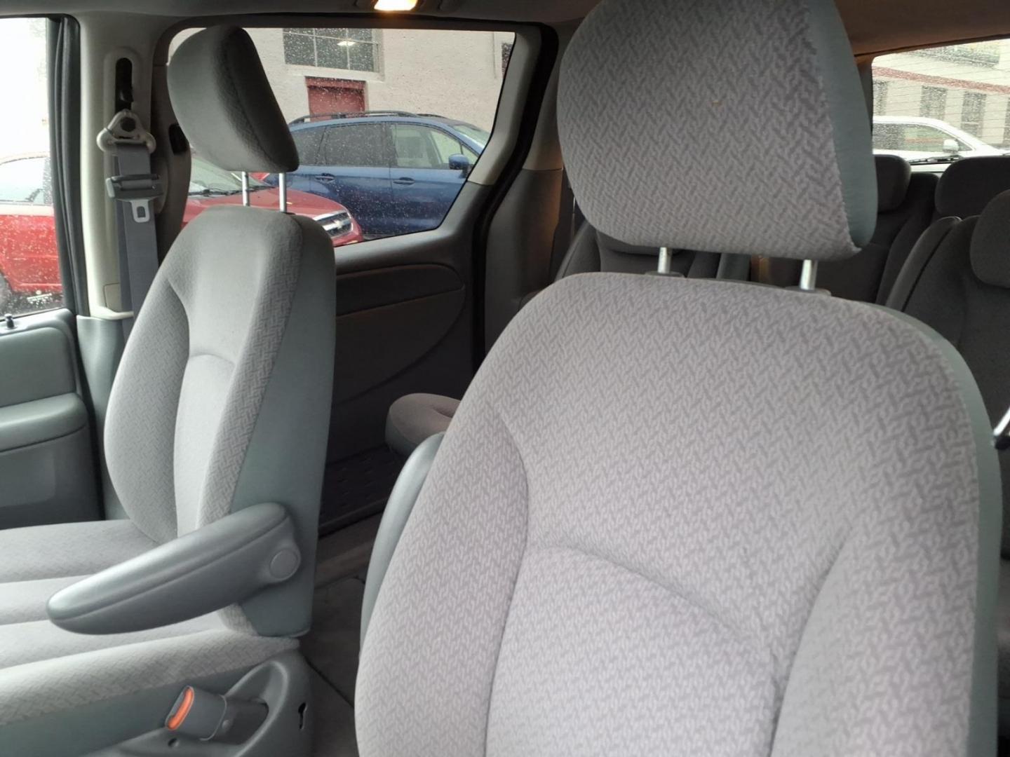 2007 Grey Dodge Grand Caravan SXT (2D4GP44L97R) with an 3.8L 6 Cylinder Fuel Injected engine, Automatic transmission, located at 50 Eastern Blvd., Essex, MD, 21221, (410) 686-3444, 39.304367, -76.484947 - Photo#8